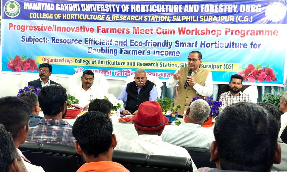 महात्मा गांधी उद्यानिकी एवं वानिकी विश्वविद्यालय के सिलफिली केंद्र में &lsquo;स्मार्ट उद्यानिकी&rsquo; पर मंथन &mdash; ड्रैगन फ्रूट से बहुमंजिली खेती तक नवाचारों की गूंज, प्रगतिशील कृषकों ने तकनीकी खेती से आय बढ़ाने का दिया संदेश