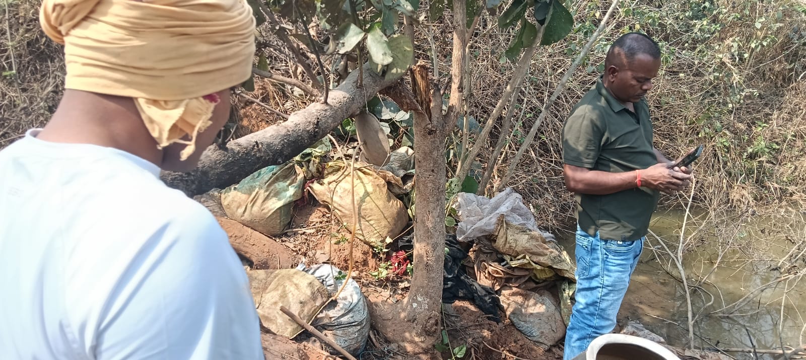 &ldquo;ऑपरेशन आघात&rdquo; का जंगल में जबरदस्त एक्शन: बरभौना के घने वन में ध्वस्त हुई अवैध महुआ शराब की भट्ठी, पुलिस रेड से तस्करों में मचा हड़कंप