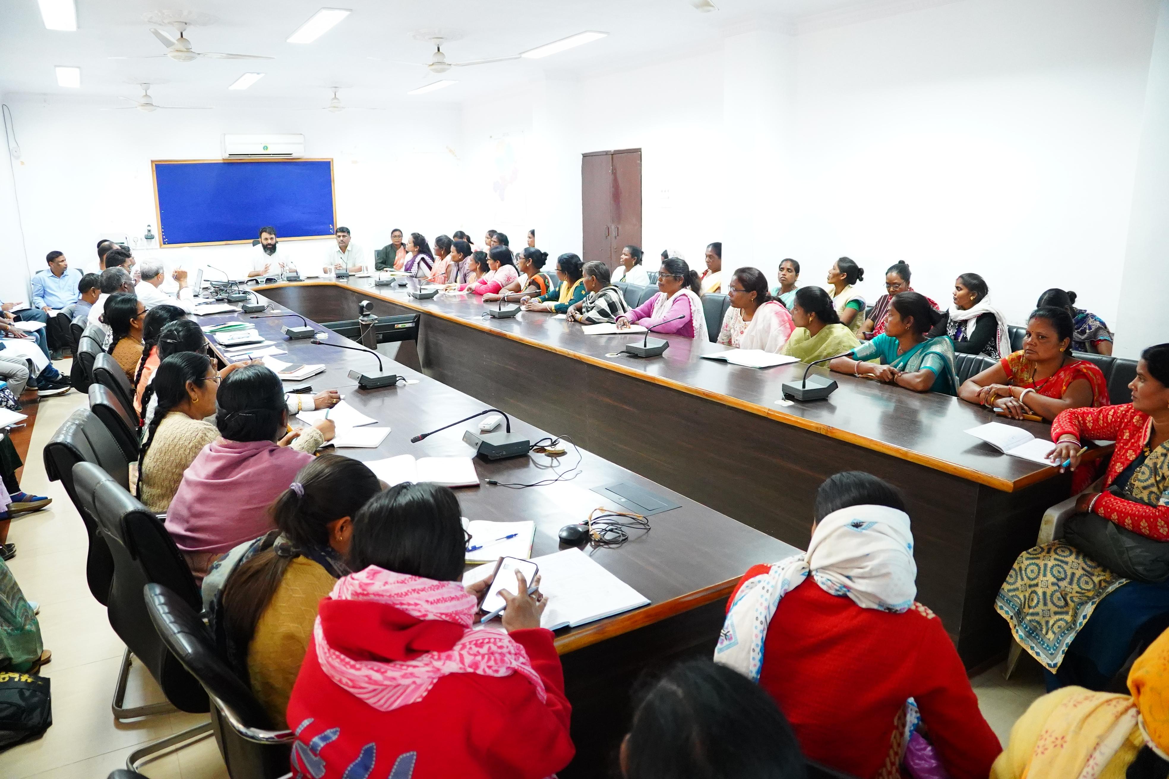 जशपुर में आंगनबाड़ी कार्यकर्ताओं की आवाज बनी प्रशासन की प्राथमिकता : कलेक्टर रोहित व्यास ने समस्याओं पर दिखाई संवेदनशीलता, त्वरित समाधान का दिया भरोसा