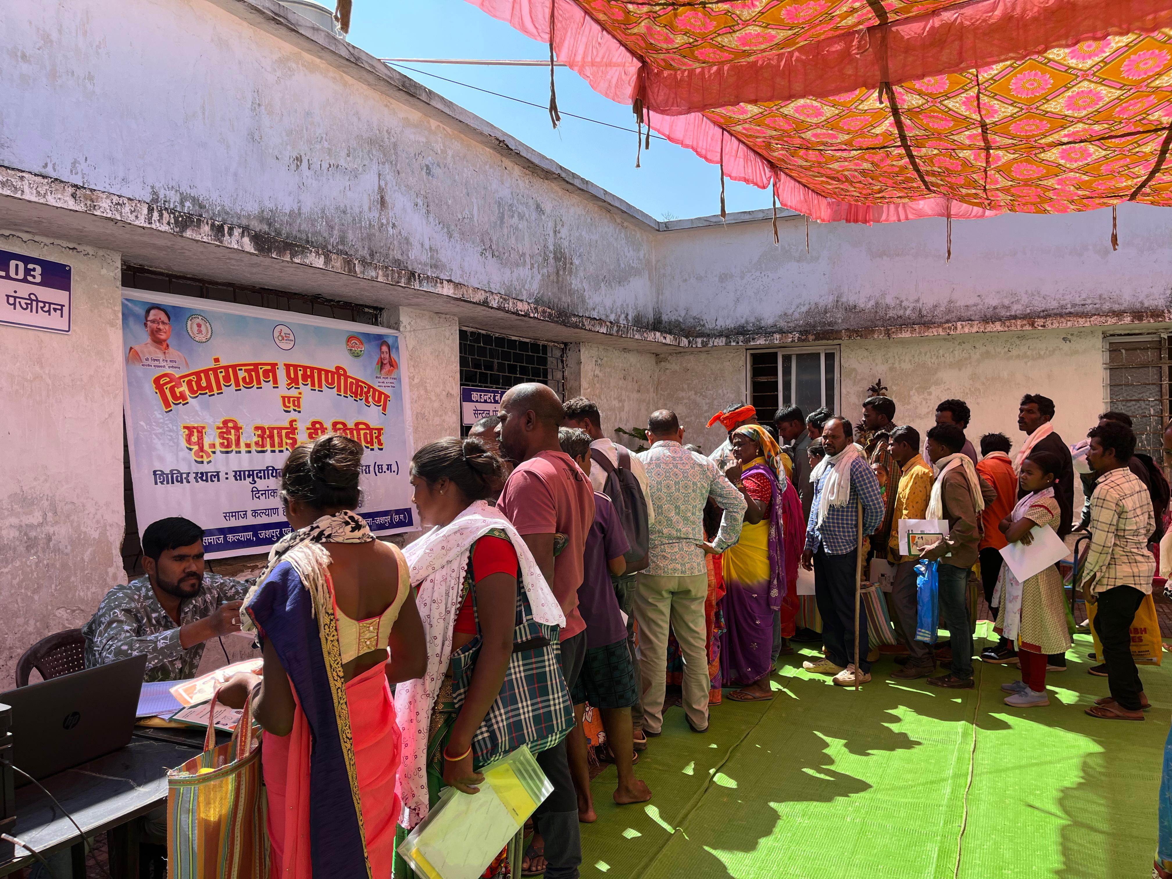 मनोरा बना दिव्यांग सशक्तिकरण का केंद्र &mdash; 79 हितग्राहियों को प्रमाण पत्र, यूडीआईडी कार्ड, मोटराइज्ड ट्रायसाइकिल, व्हील चेयर और श्रवण यंत्र का लाभ, एक ही शिविर में मिली हर सुविधा