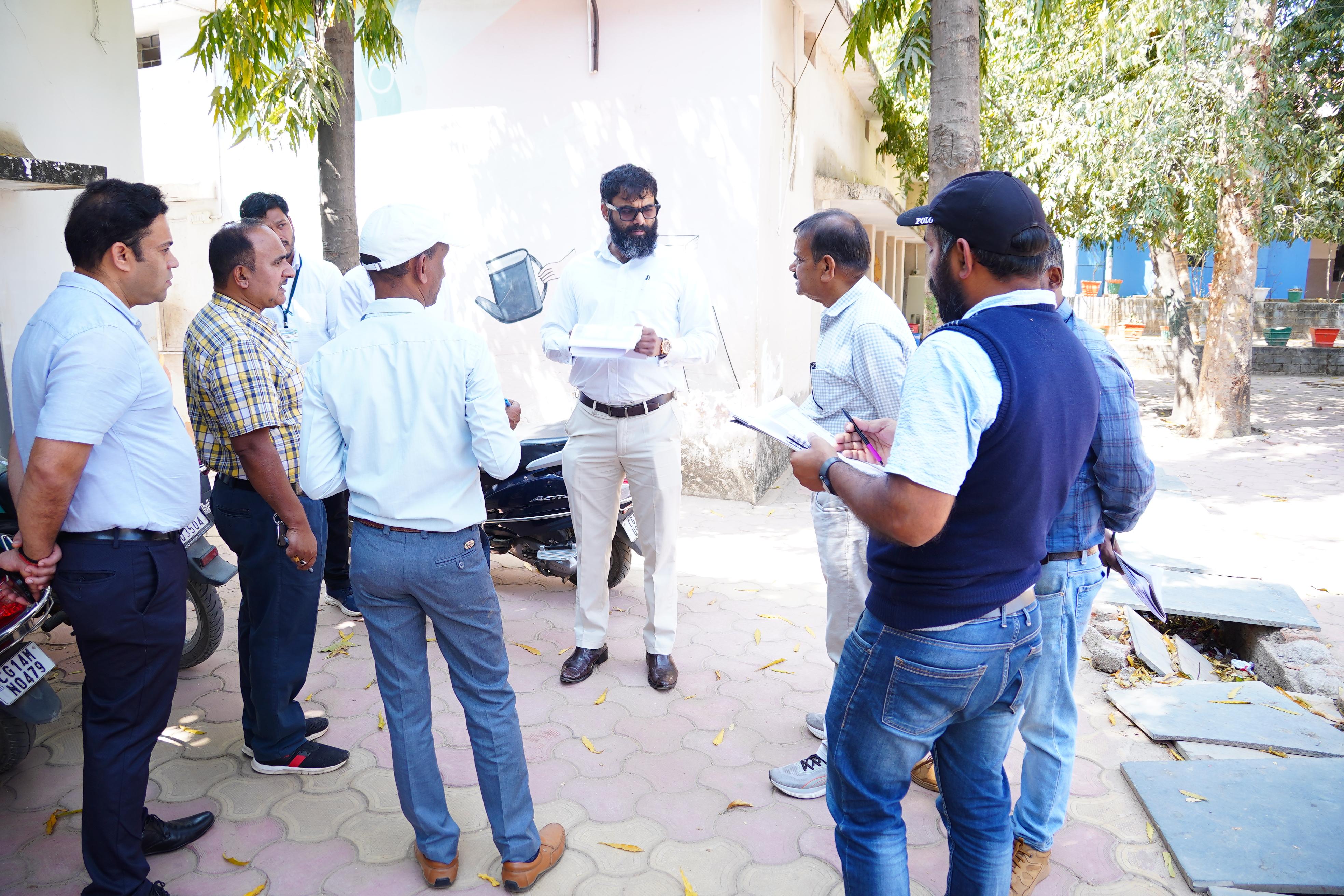 शिक्षा व्यवस्था को नई दिशा देने की पहल &mdash; कलेक्टर रोहित व्यास ने सलियाटोली स्थित पीएम श्री स्वामी आत्मानंद इंग्लिश मीडियम स्कूल का औचक निरीक्षण कर पेयजल, स्वच्छता, सुरक्षा और सौंदर्यीकरण पर दिए सख्त निर्देश