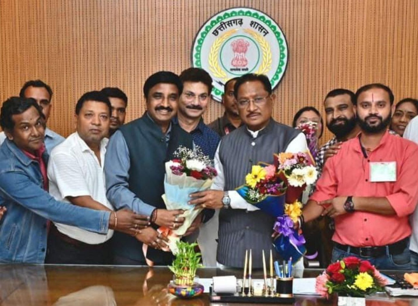 कैशलैस इलाज की सौगात पर कर्मचारियों ने जताया आभार, मुख्यमंत्री से फेडरेशन की सौजन्य भेंट