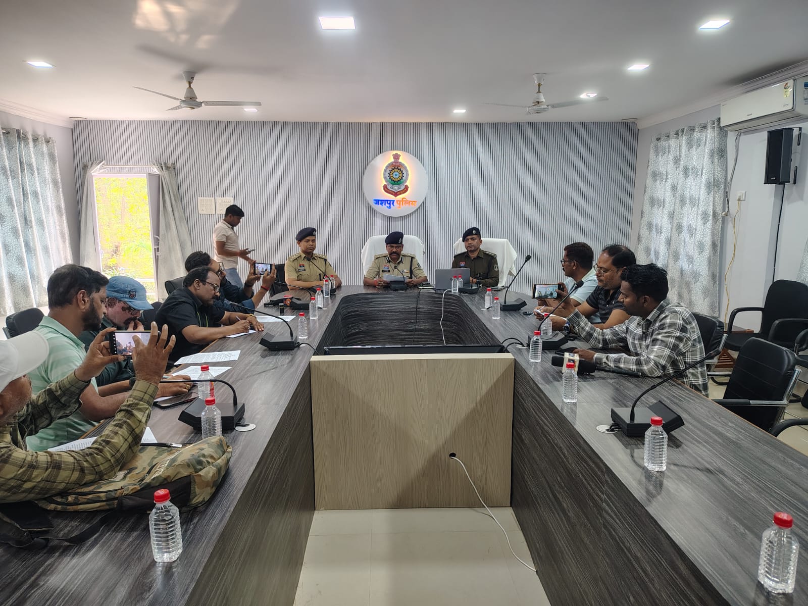 जशपुर पुलिस का दो माह में संगठित अपराध पर प्रहार: &ldquo;ऑपरेशन शंखनाद&rdquo; में 361 गौवंश तस्करों के चंगुल से मुक्त, 18 वाहन जब्त &mdash; &ldquo;ऑपरेशन आघात&rdquo; में 344 किलो से अधिक गांजा बरामद, करोड़ों के नेटवर्क पर करारा वार, 33 आरोपी सलाखों के पीछे!