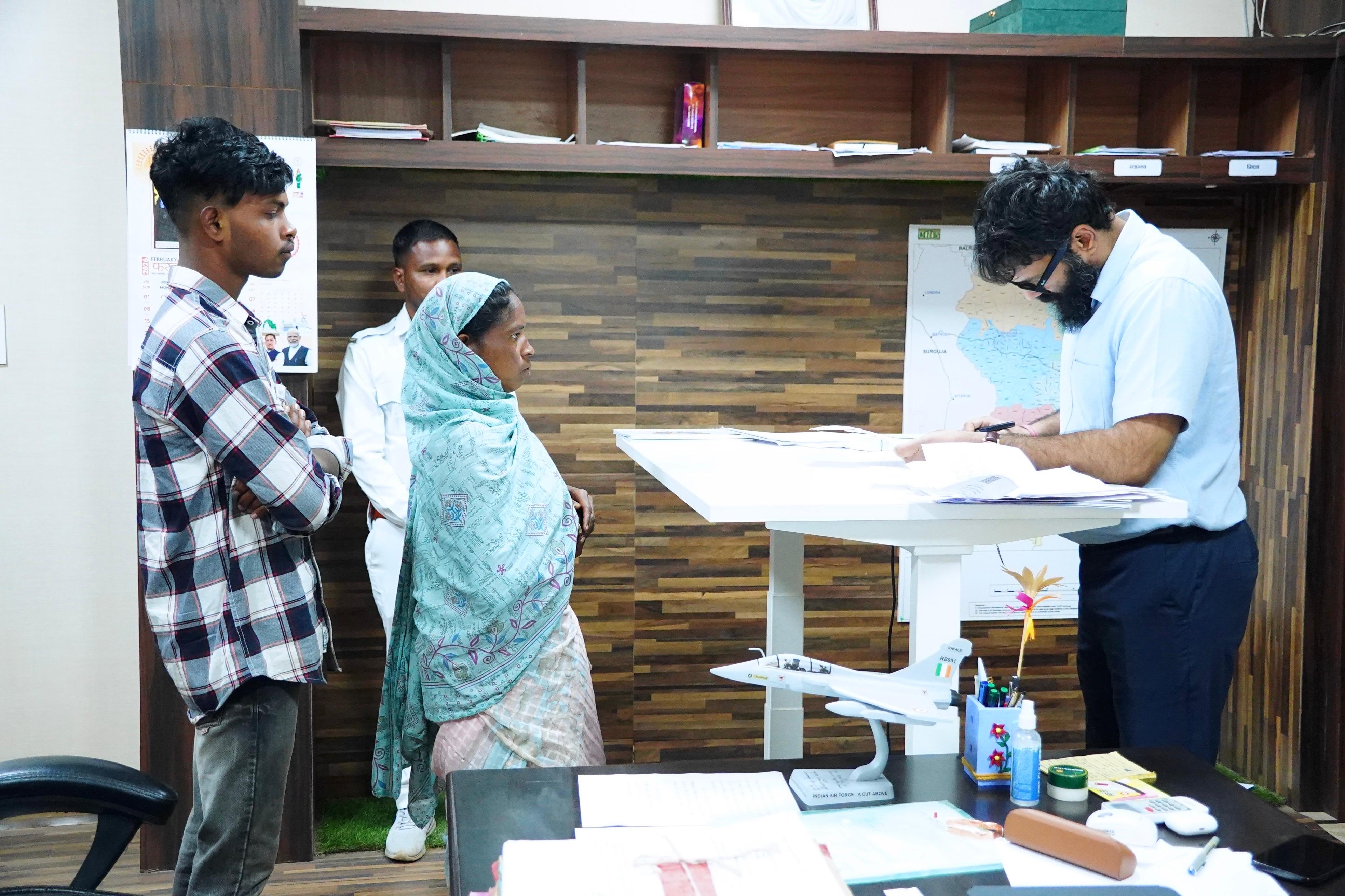 जनदर्शन में कलेक्टर श्री रोहित व्यास ने आमजन की समस्याओं को गंभीरता से सुना, समयबद्ध और पारदर्शी निराकरण के दिए सख्त निर्देश