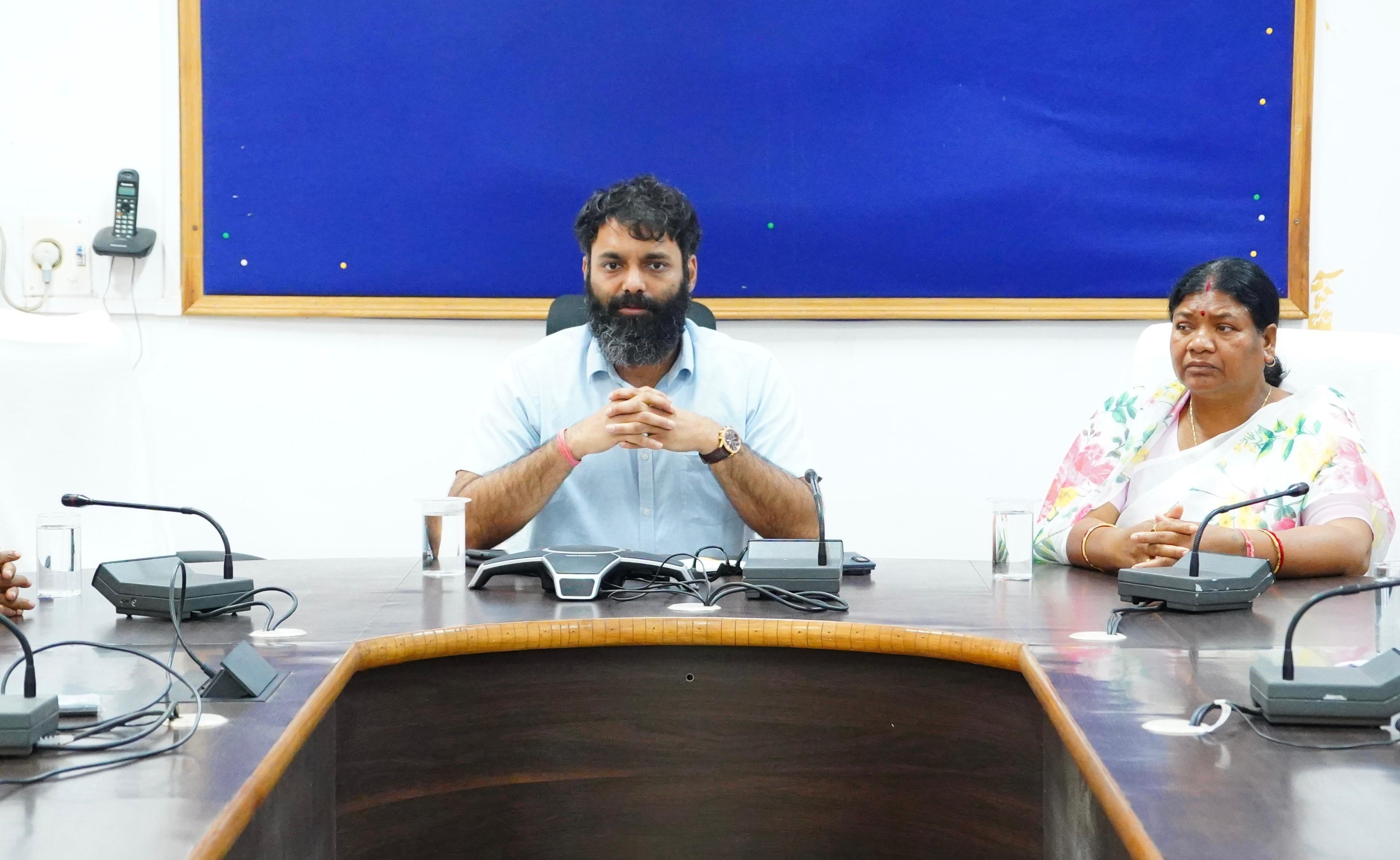 जशपुर की ऐतिहासिक धरोहरों को मिलेगा नया जीवन: कलेक्टर रोहित व्यास के सख्त निर्देश, सभी विकासखंडों की पुरातत्व स्थलों की बनेगी विस्तृत सूची, पुराने मंदिरों के जीर्णोद्धार के लिए भेजे जाएंगे प्रस्ताव