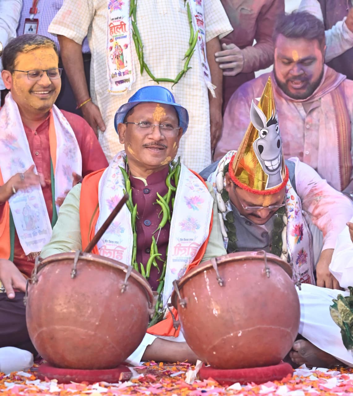 रंगों की बौछार, नगाड़ों की गूंज और भाईचारे का संदेश &mdash; रायपुर प्रेस क्लब के &ldquo;रंगोत्सव&rdquo; में मुख्यमंत्री श्री विष्णु देव साय ने कहा, होली है सद्भाव, अपनत्व और गिले-शिकवे मिटाने का पावन पर्व!