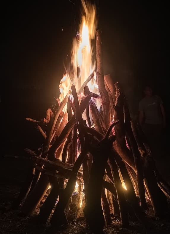 भद्रा और चंद्रग्रहण के साये के बीच शुभ मुहूर्त में हुआ भव्य होलिका दहन, &ldquo;होलिका माता की जय&rdquo; के जयघोष से गूंजा पूरा क्षेत्र, अग्नि परिक्रमा कर सुख-समृद्धि और आरोग्यता की मांगी कामना