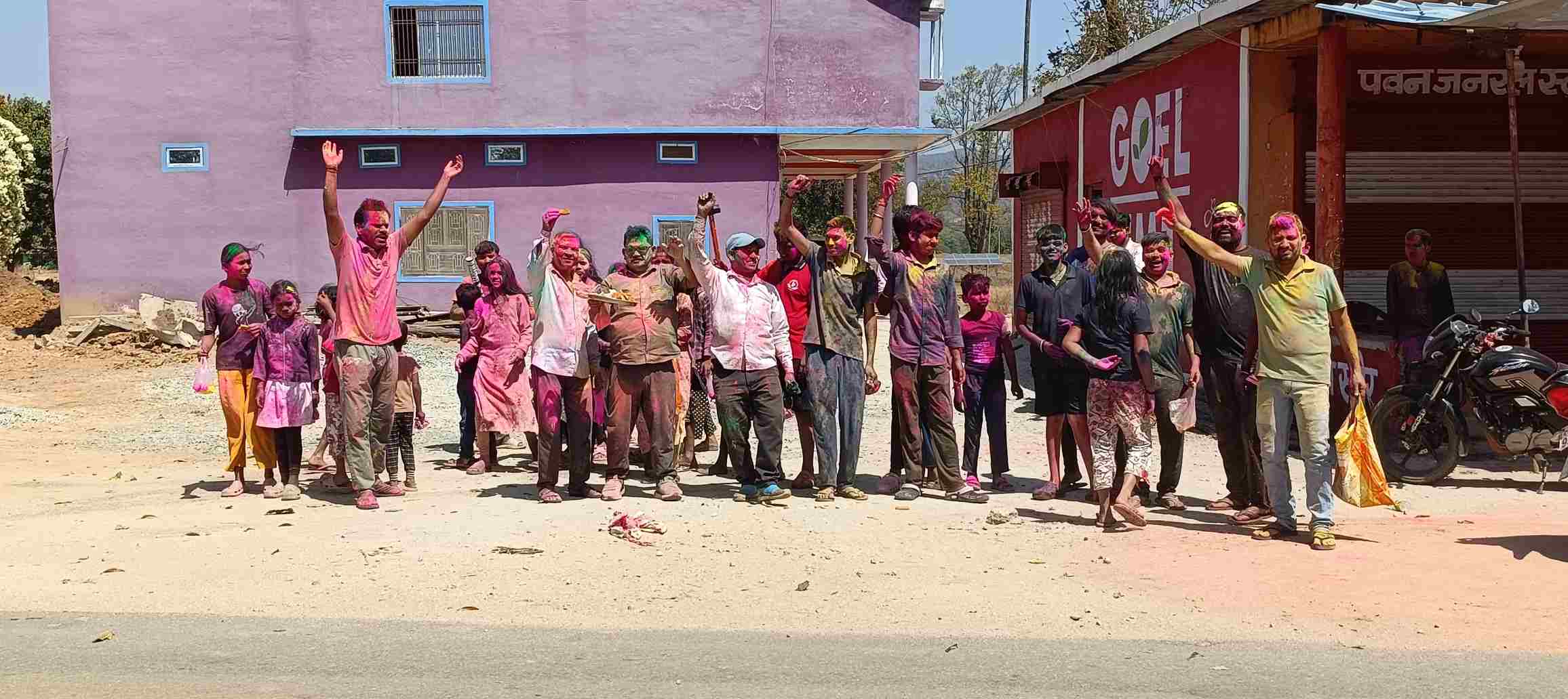 ग्रामीण अंचल में फाग की धूम &mdash; गांव-गांव उड़ा गुलाल, ढोल-नगाड़ों की थाप पर थिरका जनसमूह, प्रेम और भाईचारे के रंग में रंगा पूरा क्षेत्र