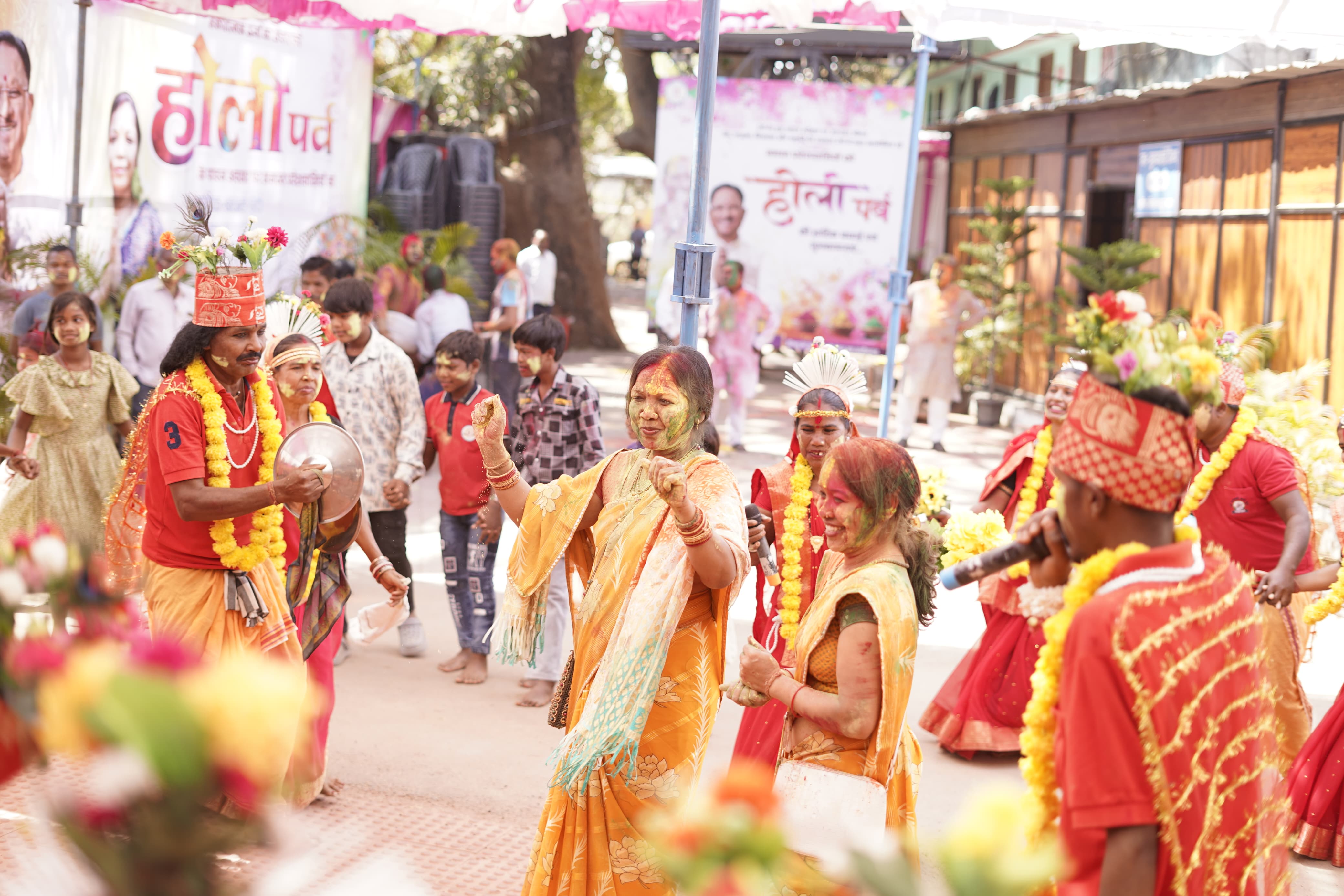 *मुख्यमंत्री निवास बगिया में होली पर्व की मची धूम, श्रीमती कौशल्या साय ने परिजनों संग मनाया रंगोत्सव, सांस्कृतिक कार्यक्रमों ने बांधा समां....*