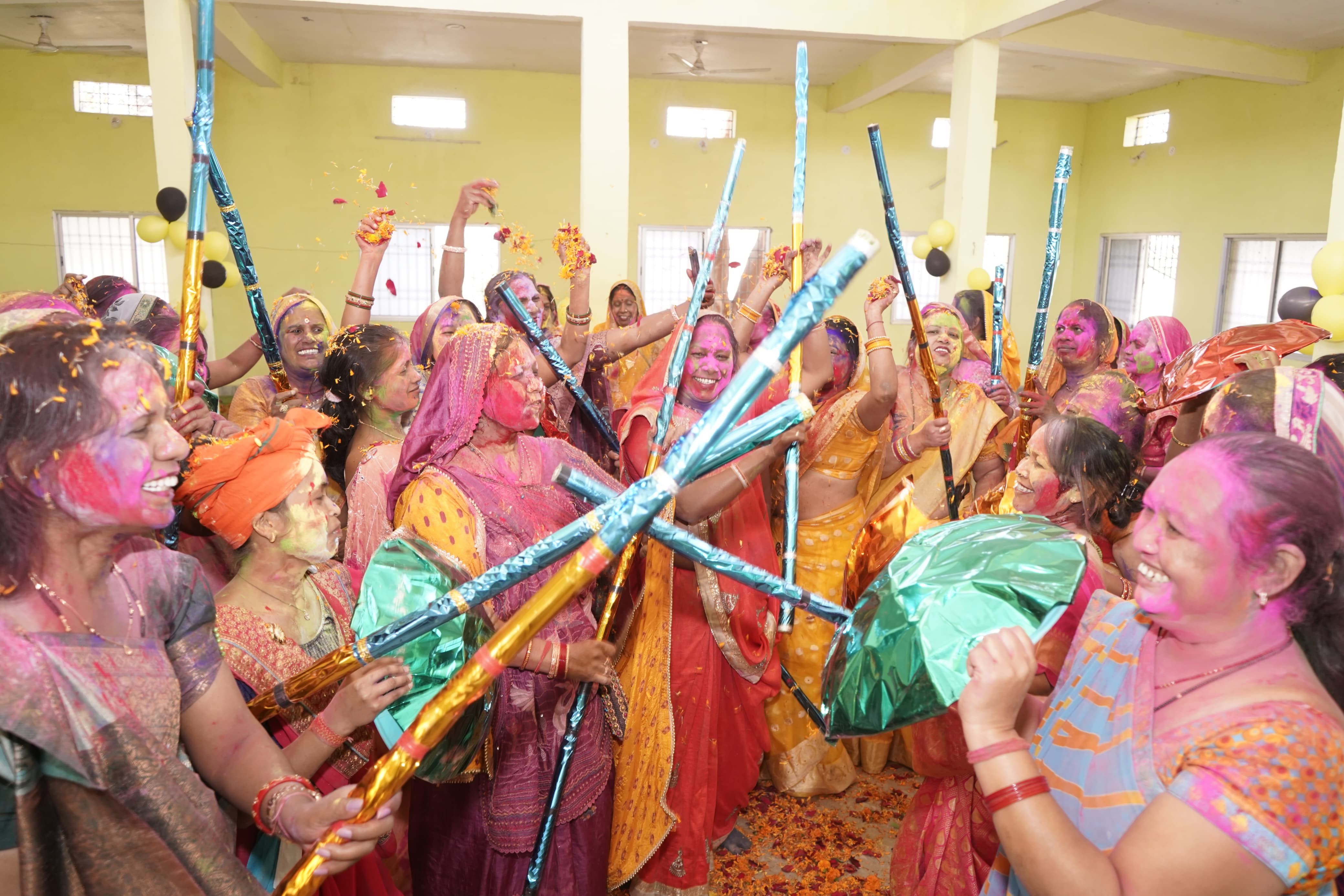 पमशाला स्थित कंवर धाम में धूमधाम से मनाई गई लठ मार होली, कौशल्या साय ने दी रंगों की शुभकामनाएं....