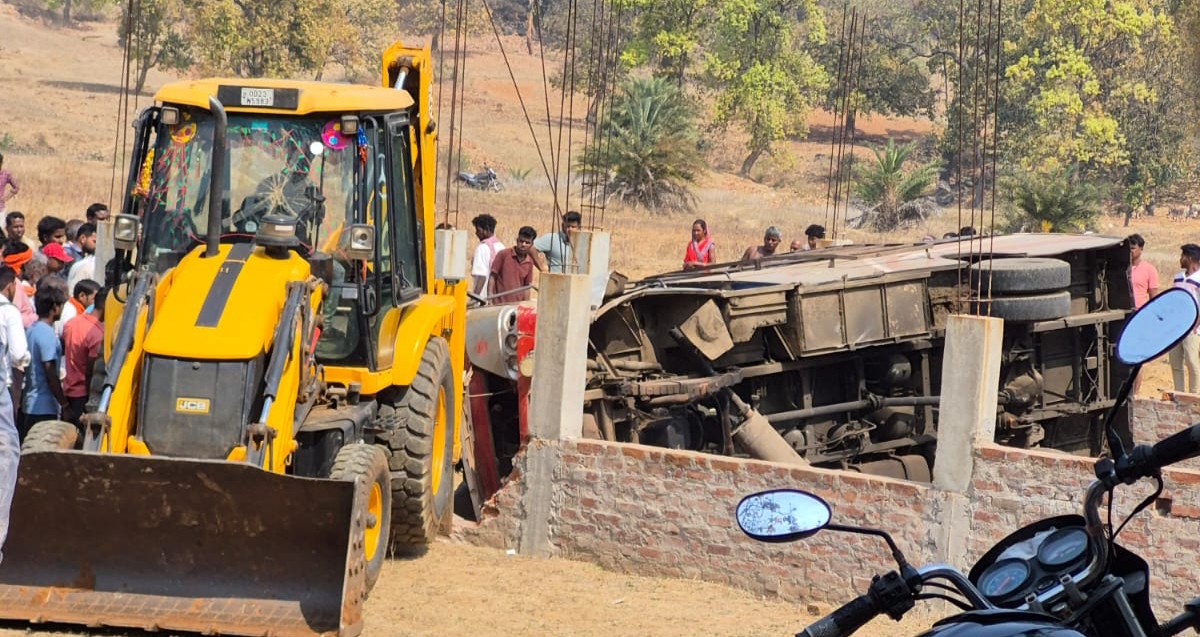 ब्रेकिंग न्यूज : जशपुर में भीषण सड़क हादसा: अनमोल यात्री बस पलटी, कई यात्री घायल &mdash; 5 की मौत की आशंका, इलाके में मची अफरा-तफरी