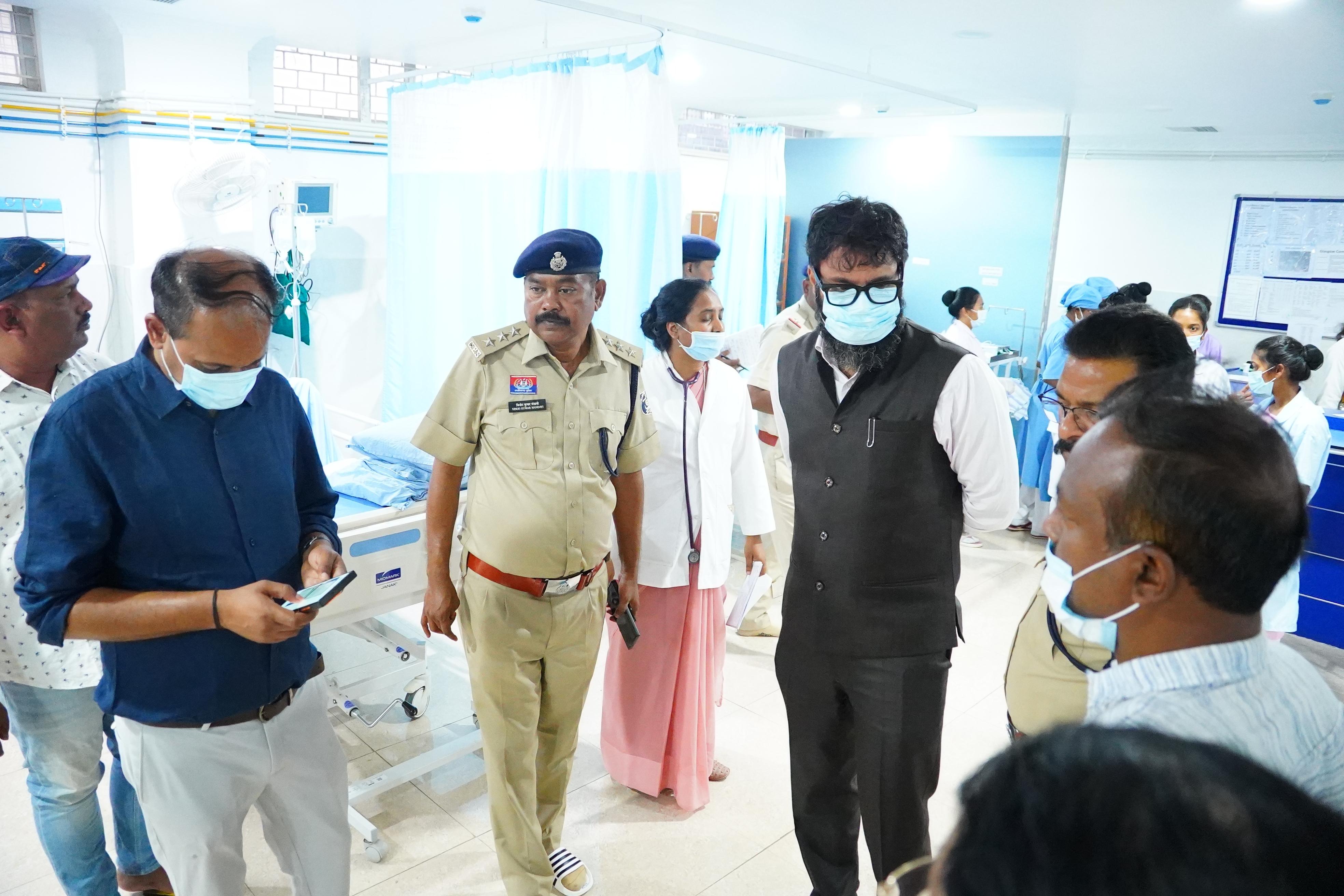 गोड़अम्बा में हुई बस दुर्घटना में घायल यात्रियों का कुनकुरी के सीएचसी और होली क्रॉस हॉस्पिटल में इलाज जारी,कलेक्टर रोहित व्यास ने अस्पताल पहुंचकर घायलों से मुलाकात की, बेहतर उपचार के दिए निर्देश