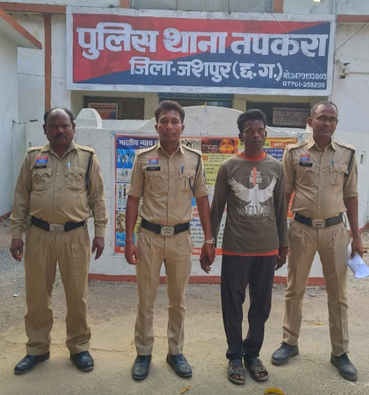 चरित्र शंका में पति बना हैवान: आधी रात पत्नी के गले पर दौली से वार कर की हत्या, तपकरा पुलिस ने आरोपी को किया गिरफ्तार