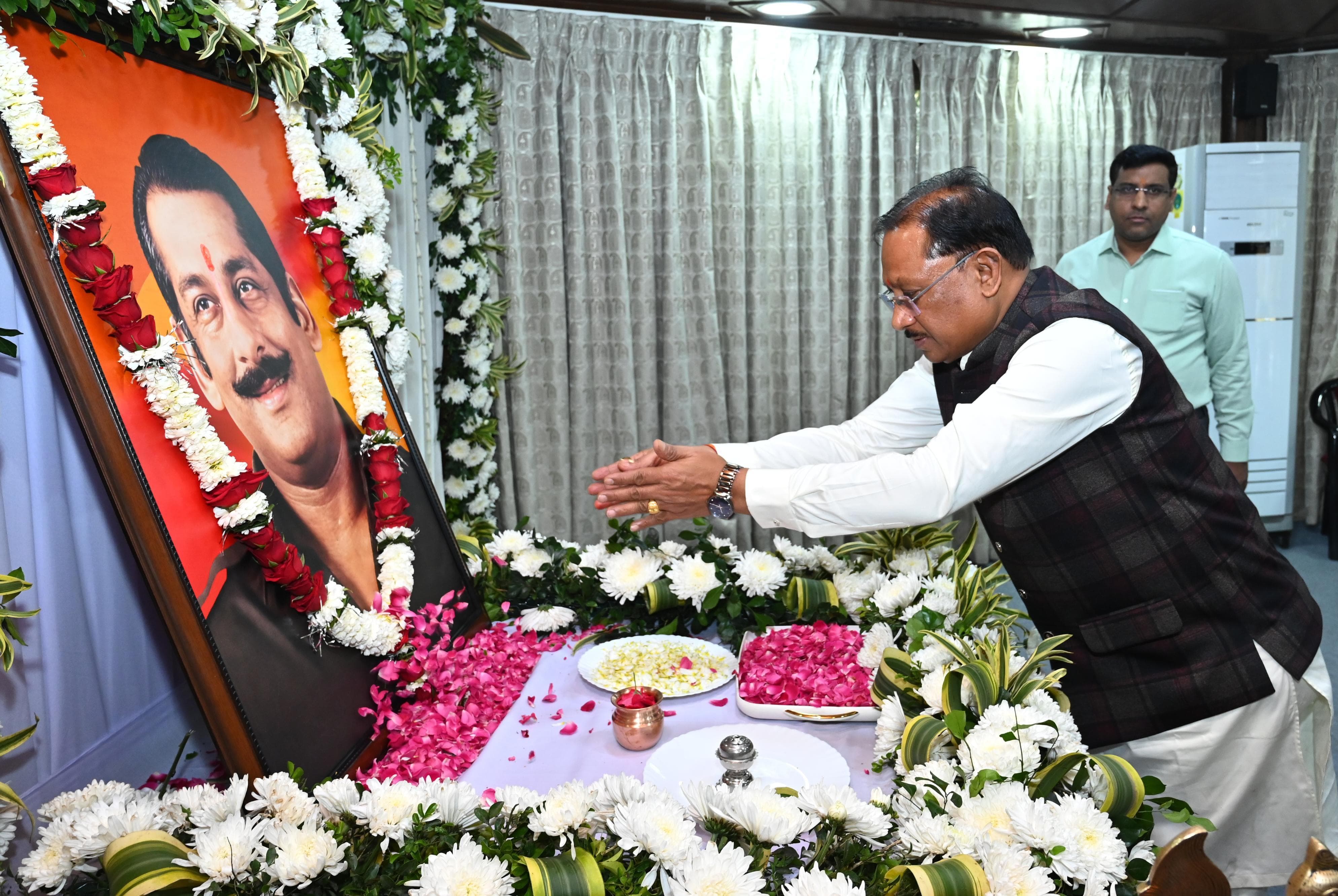 जनजातीय समाज के उत्थान के लिए समर्पित रहा स्व. दिलीप सिंह जूदेव का जीवन : मुख्यमंत्री श्री साय,स्वर्गीय दिलीप सिंह जूदेव की जयंती पर मुख्यमंत्री श्री साय ने किया श्रद्धापूर्वक नमन