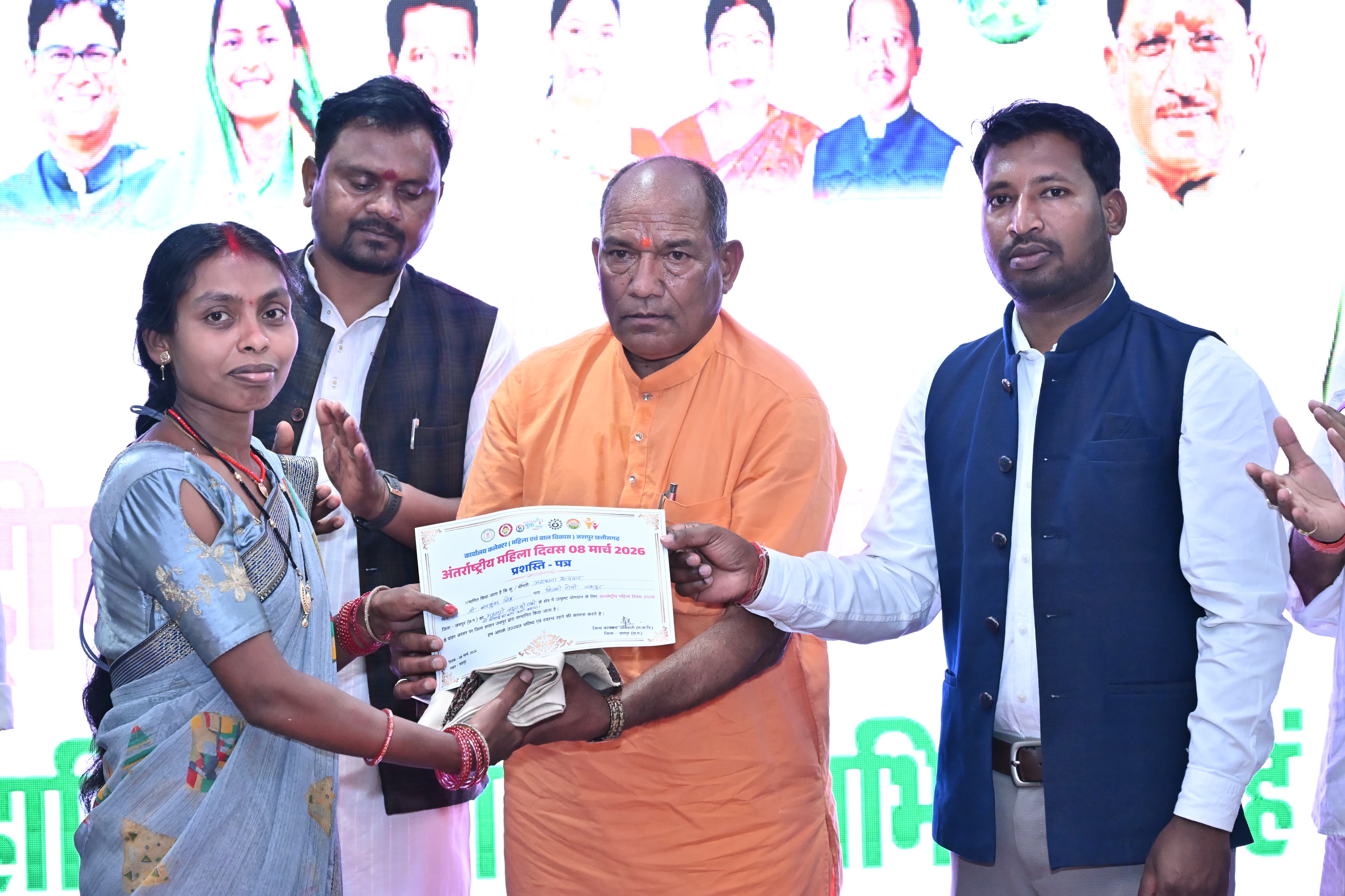 जिले में अंतर्राष्ट्रीय महिला दिवस का भव्य आयोजन : बस्तर से मुख्यमंत्री विष्णु देव साय ने वर्चुअल माध्यम से महतारी वंदन योजना की 25वीं किस्त जारी की, उत्कृष्ट कार्य करने वाली 21 आंगनबाड़ी कार्यकर्ता-सहायिकाएं हुईं सम्मानित, महिलाओं ने साझा किए स्वावलंबन के प्रेरक अनुभव