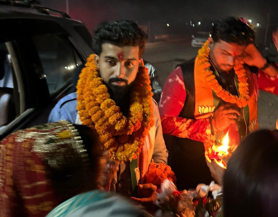 &ldquo;जय श्री राम&rdquo; और &ldquo;जय जूदेव&rdquo; के नारों से गूंज उठा पूरा इलाका &mdash; भाजयुमो के नवनियुक्त जिलाध्यक्ष विजय आदित्य सिंह जूदेव के प्रथम आगमन पर मयाली से नारायणपुर तक उमड़ा जनसैलाब, गाजे-बाजे, आतिशबाजी और पुष्पवर्षा से हुआ ऐतिहासिक स्वागत