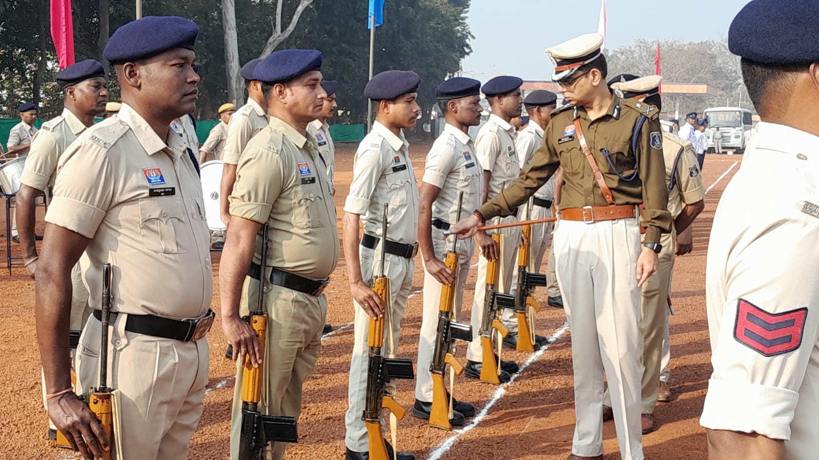 जशपुर में आईजी दीपक झा का वार्षिक निरीक्षण, रक्षित केंद्र में भव्य परेड की सलामी लेकर पुलिस व्यवस्था की परखी नब्ज, पुलिस दरबार में सुनी अधिकारियों-कर्मचारियों की समस्याएं, अनुशासन और पारदर्शिता पर दिए सख्त निर्देश