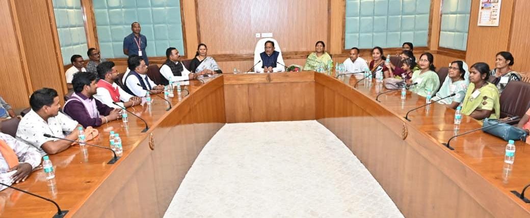 पंच से मुख्यमंत्री तक का सफर सुनाकर सरपंचों को दिया प्रेरणा का मंत्र&rdquo; &ndash; मुख्यमंत्री श्री विष्णु देव साय ने कहा, समर्पित नेतृत्व और योजनाओं के सही क्रियान्वयन से हर पंचायत बन सकती है आदर्श पंचायत