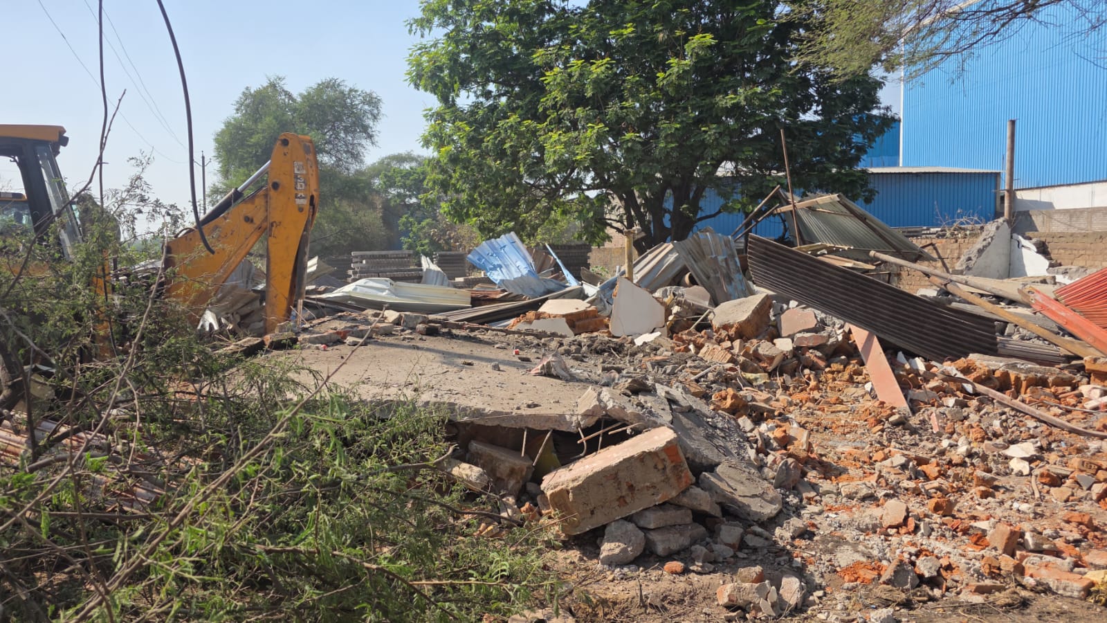 प्रशासन का बुलडोजर एक्शन: ग्राम समोदा की शासकीय घास भूमि पर बने अवैध पक्का दुकान, टीन शेड और तार घेरा हटाकर अतिक्रमण मुक्त कराई गई जमीन