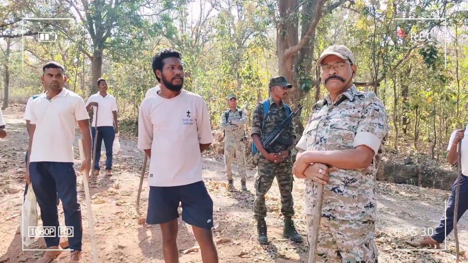 &ldquo;गौ तस्करों के खिलाफ जशपुर पुलिस का बड़ा जंगल ऑपरेशन: डीआईजी-एसएसपी डॉ. लाल उमेद सिंह 50 से ज्यादा जवानों के साथ पैदल पहुंचे पहाड़ी जंगलों में, तस्करी के गुप्त रास्ते किए ब्लॉक &mdash; गांवों में बनी &lsquo;पुलिस मितान टीम&rsquo; से अपराधियों पर कसी जाएगी नकेल&rdquo;