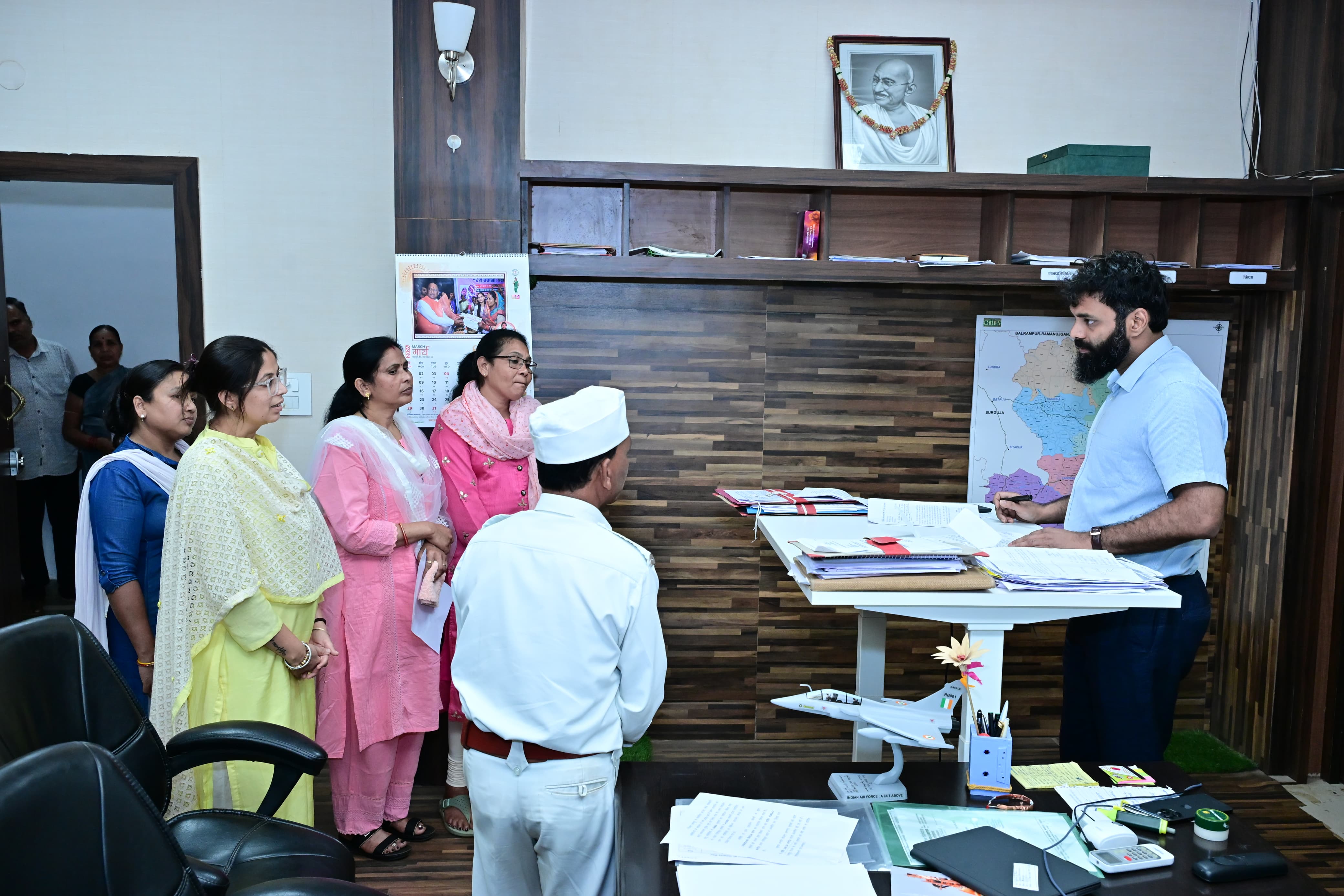 जनदर्शन में उमड़ी जनसमस्याओं की बाढ़, कलेक्टर रोहित व्यास ने एक-एक आवेदन पर दिखाई गंभीरता&mdash;अधिकारियों को सख्त निर्देश, तय समय-सीमा में पारदर्शी और गुणवत्तापूर्ण निराकरण सुनिश्चित करने के दिए निर्देश