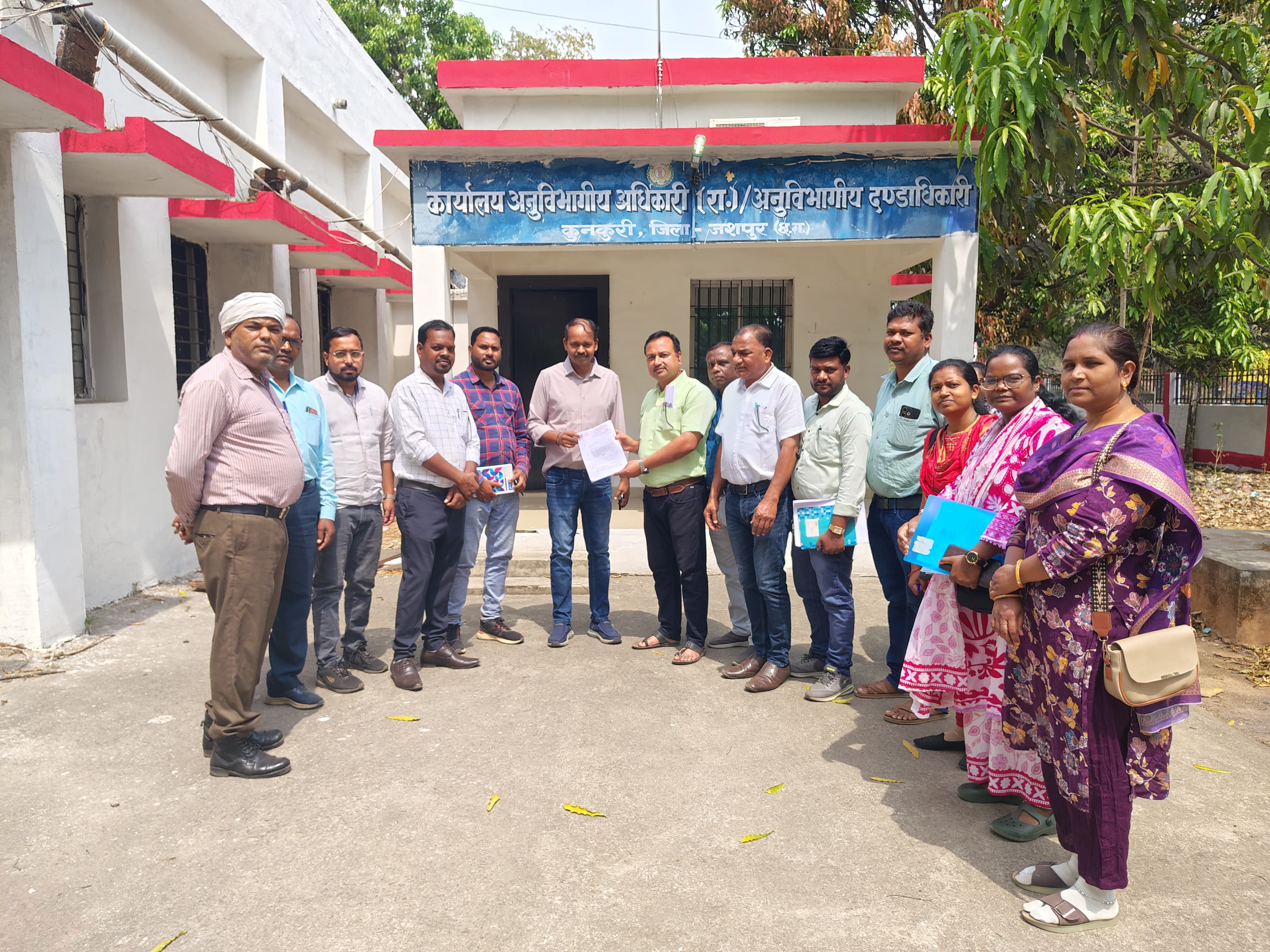 &ldquo;मोदी की गारंटी लागू करो, कर्मचारियों को उनका हक दो&rdquo; &mdash; 11 सूत्रीय मांगों को लेकर सड़कों पर उतरा फेडरेशन, कुनकुरी में जोरदार प्रदर्शन के बीच मुख्यमंत्री के नाम सौंपा गया ज्ञापन