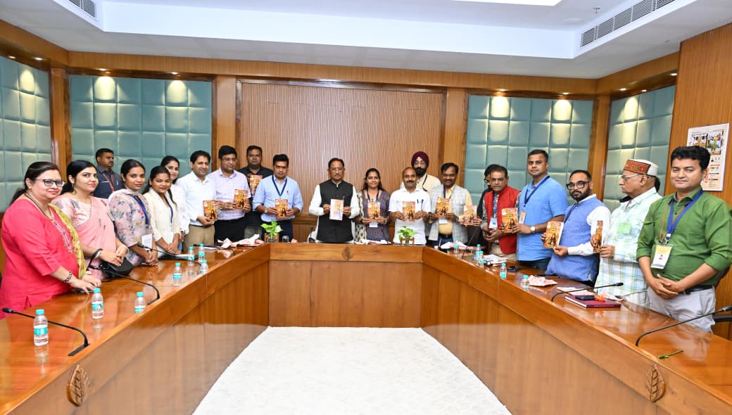 मुख्यमंत्री श्री विष्णुदेव साय ने महिला पत्रकार सुश्री निशा द्विवेदी की पुस्तक &ldquo;मोदी के राज्य से लौटकर&rdquo; का विमोचन किया, यात्रा वृत्तांत में गुजरात भ्रमण की संस्कृति और विकास की तस्वीर सजीव