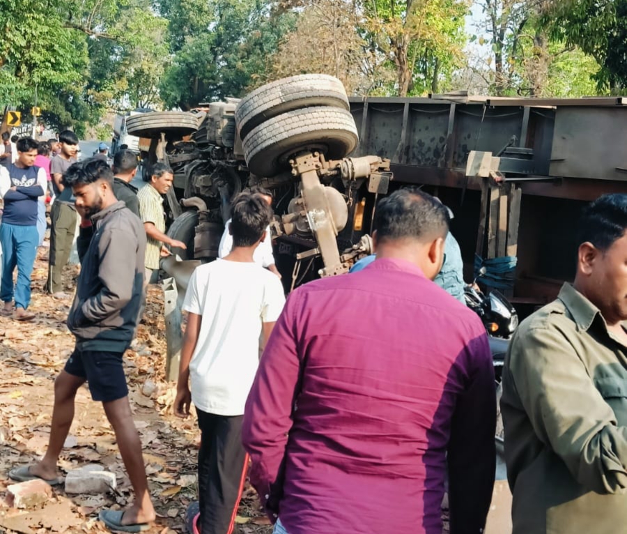 आधी रात का कहर: श्रीनदी पुल पर बेकाबू ट्रेलर पलटा, रेलिंग तोड़ी, कुनकुरी-तपकरा मार्ग घंटो रहा जाम&rsquo;,बाल-बाल बचे चालक-खलासी ,यातायात बहाल करने में जुटा प्रशासन