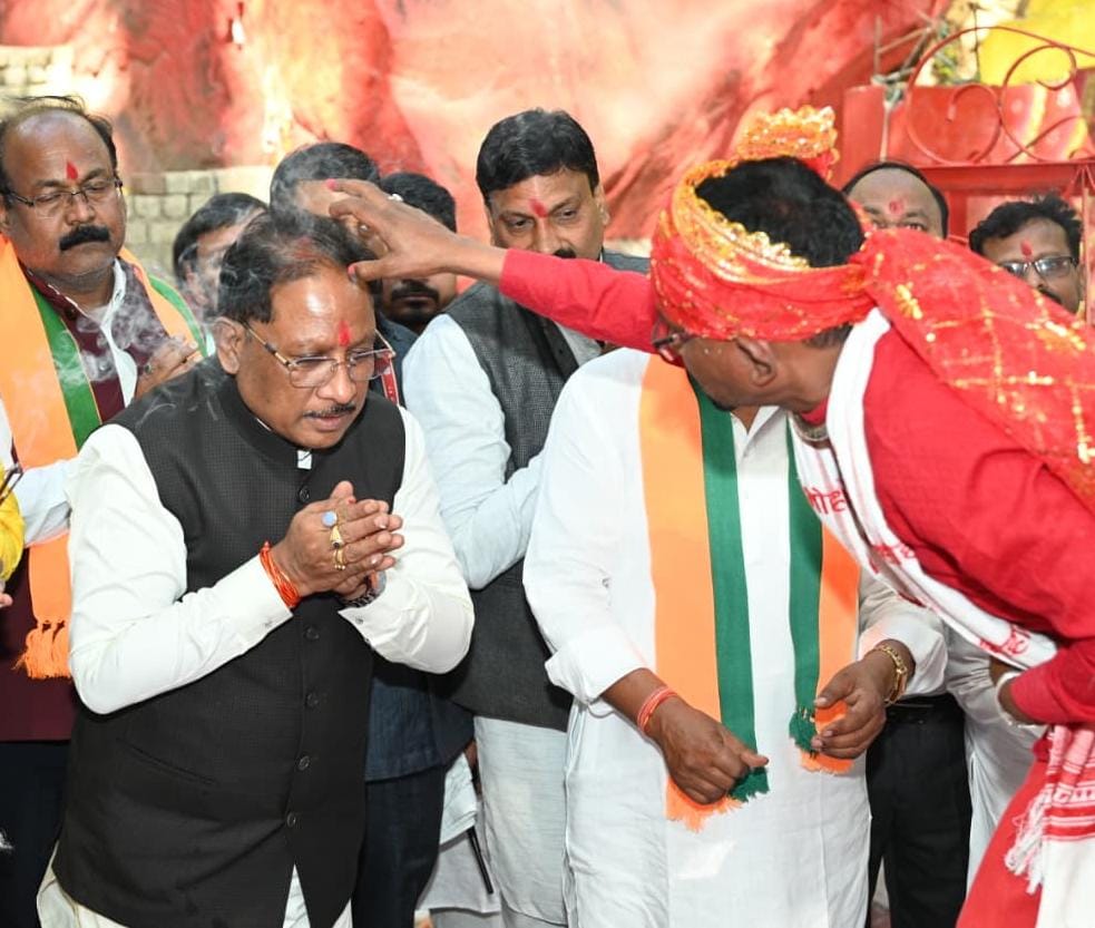 नवरात्रि की पावन तृतीया पर आस्था का महासंगम: कुदरगढ़ धाम में मुख्यमंत्री विष्णु देव साय ने टेका शीश, हिंगुलाज माता और झगरा खाड़ देवता की विधिवत पूजा कर प्रदेश की सुख-समृद्धि, शांति और खुशहाली के लिए मांगी मंगलकामना