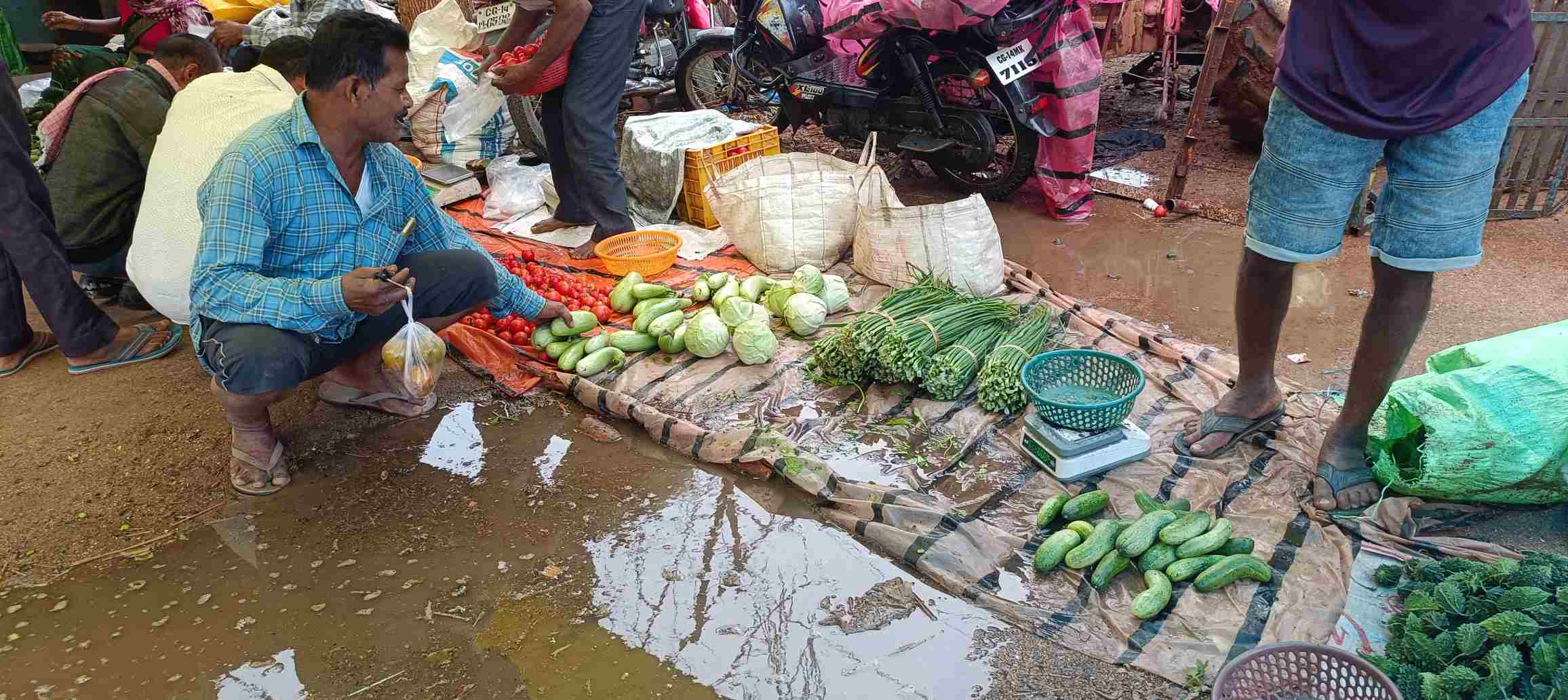 बारिश बनी आफत: रनपुर साप्ताहिक बाजार में जलभराव से मचा हड़कंप, सब्जियां डूबीं, किसान हुए मायूस &mdash; व्यवस्था पर उठे तीखे सवाल