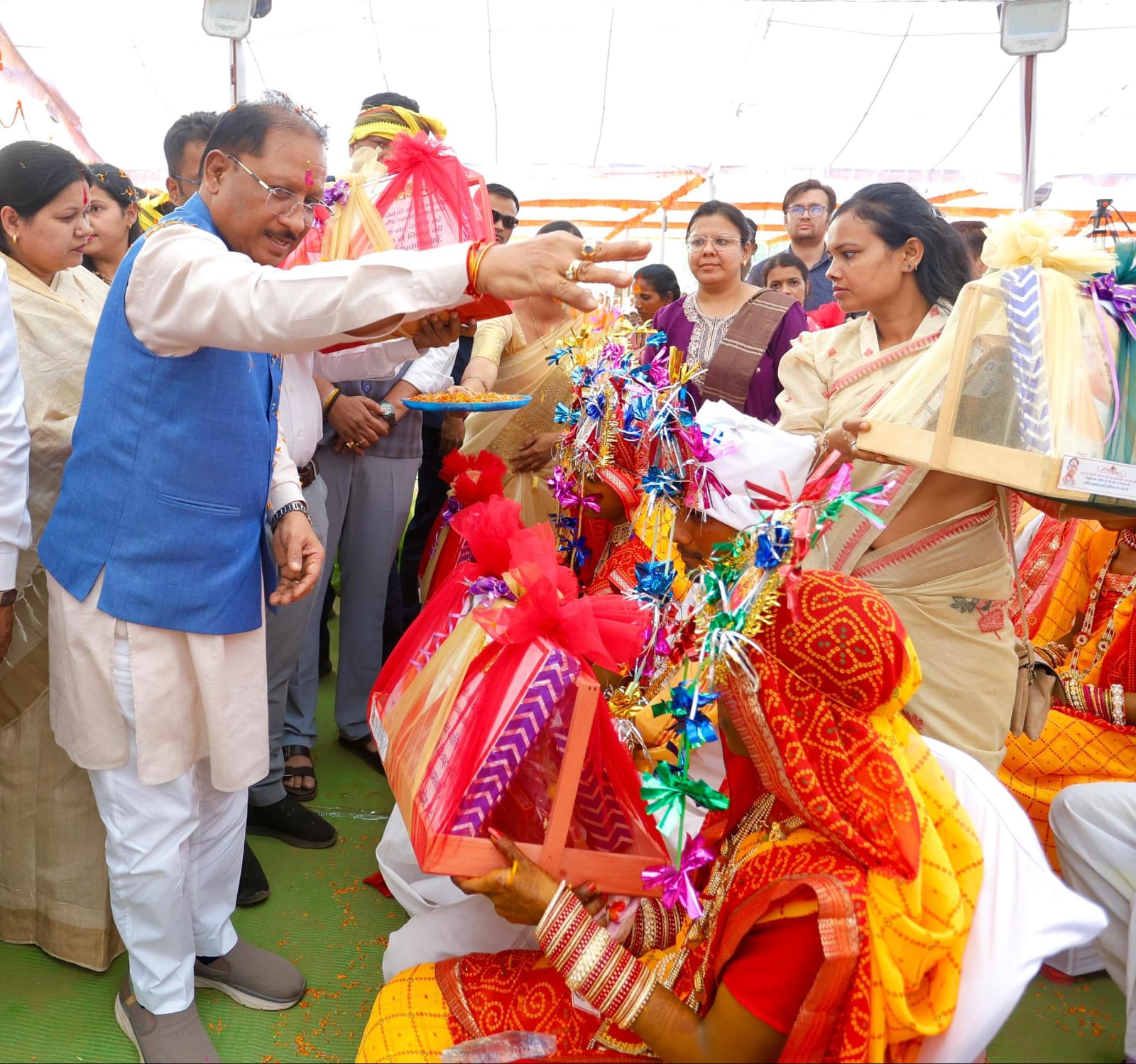 आदिवासी अस्मिता और विकास का संगम: मुख्यमंत्री विष्णु देव साय ने गोंडवाना सामूहिक विवाह में दी 28 जोड़ों को आशीर्वाद,विकास योजनाओं की बरसात कर जीता दिल