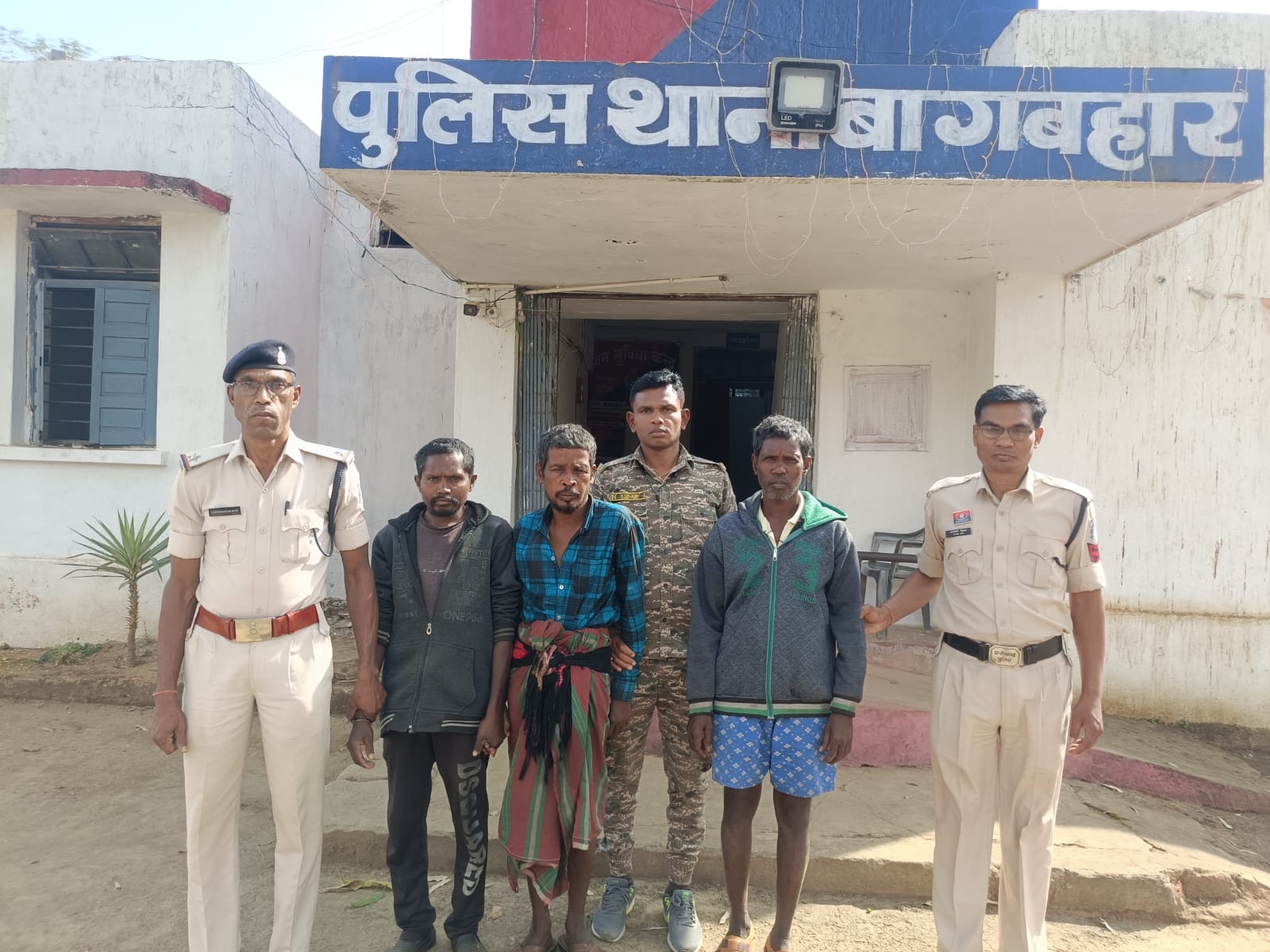 बागबहार में &ldquo;ऑपरेशन शंखनाद&rdquo; की बड़ी कार्रवाई: जंगल के रास्ते उड़ीसा ले जाए जा रहे 12 गौवंश मुक्त, 3 तस्कर गिरफ्तार, एक फरार &mdash; जशपुर पुलिस का सख्त संदेश&nbsp;