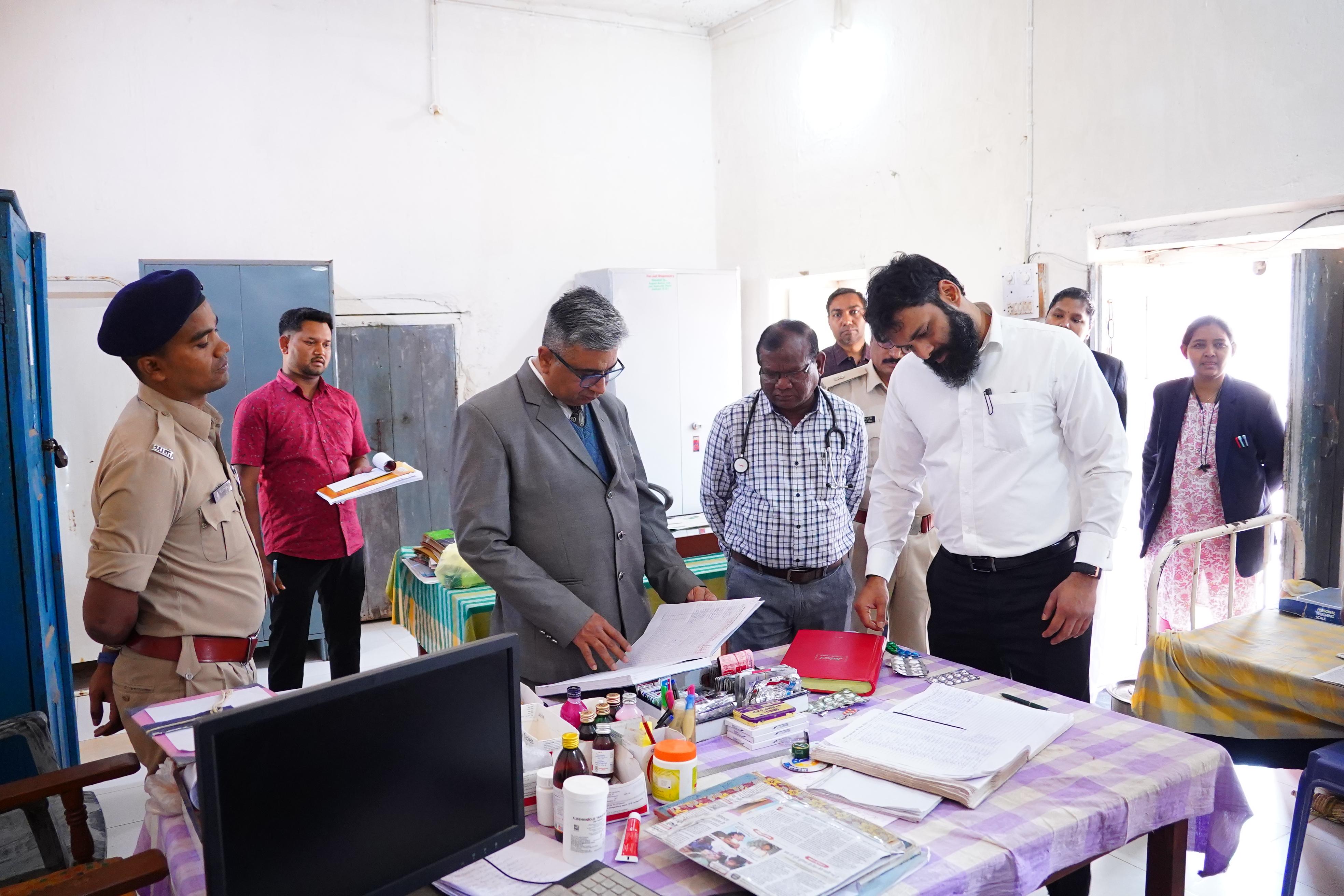 जिला जेल जशपुर में प्रशासन का बड़ा एक्शन: प्रधान जिला एवं सत्र न्यायाधीश, कलेक्टर और एसएसपी ने किया आकस्मिक निरीक्षण, बंदियों की सुविधाओं से लेकर सुरक्षा व्यवस्था तक हर पहलू की हुई गहन जांच, सुधार के दिए सख्त निर्देश