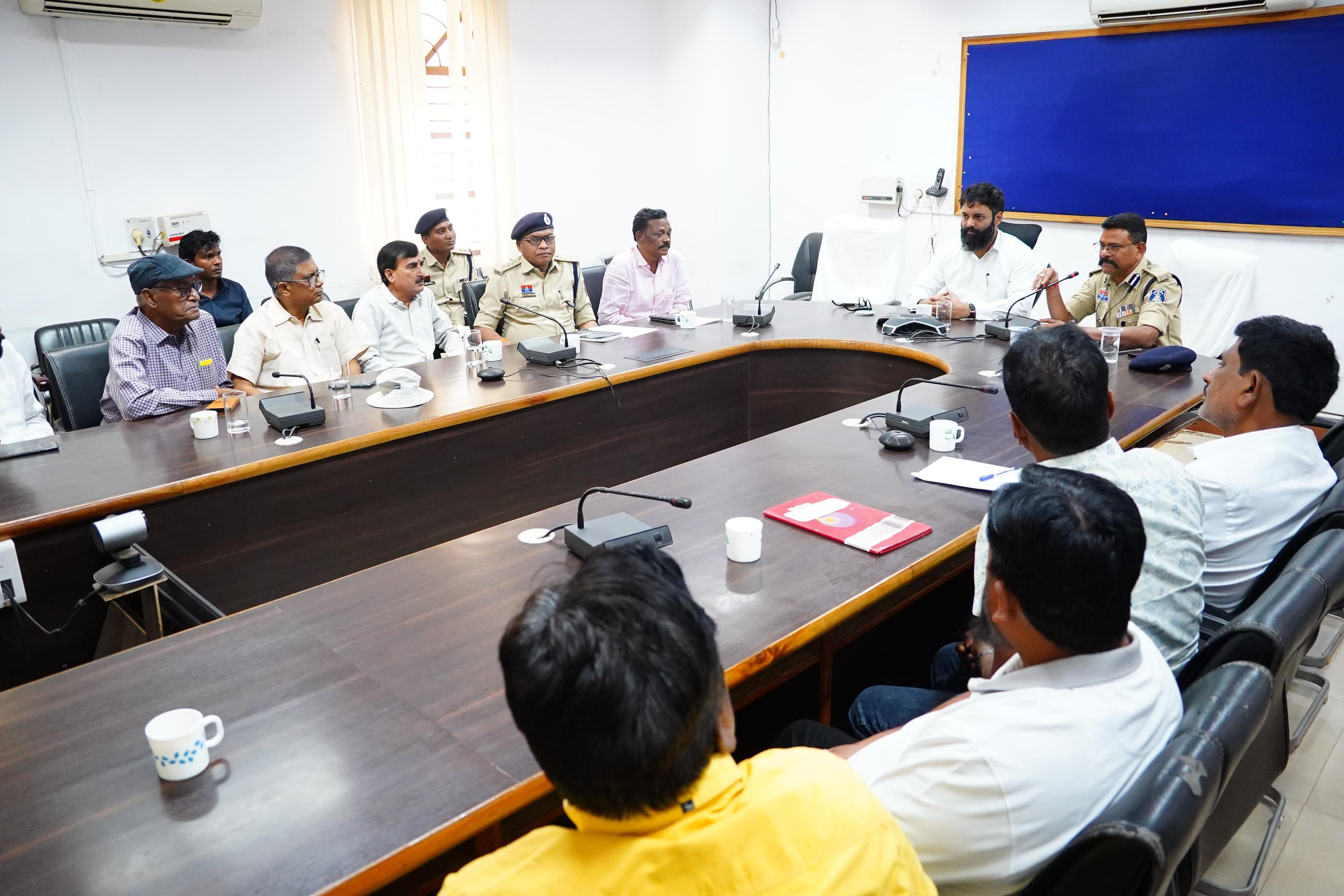 लापरवाही और नियम उल्लंघन पर बस ऑपरेटरों पर कसेगा शिकंजा, कलेक्टर रोहित व्यास का सख्त संदेश&mdash;यात्रियों की सुरक्षा से कोई समझौता नहीं