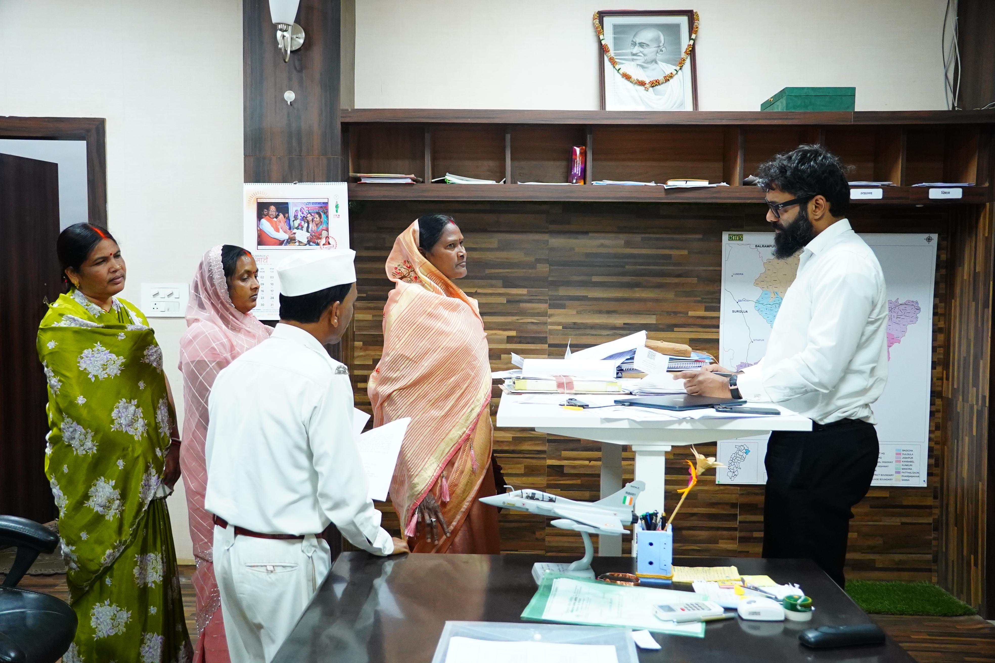 कलेक्टर श्री रोहित व्यास ने जनदर्शन में सुनी आमजन की समस्याएँ,अधिकारियों को समयबद्ध एवं पारदर्शी निराकरण के दिए निर्देश