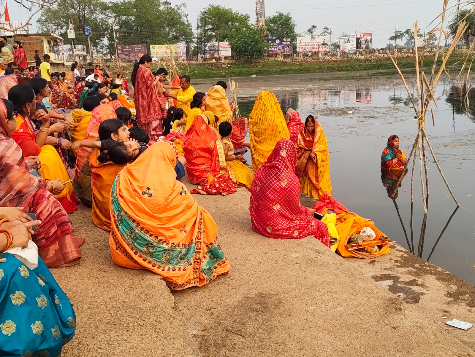 चैती छठ महापर्व : छठी मैया की आराधना में लीन हुआ जशपुर, तालाबों और घाटों पर सजी भक्ति की भव्य छटा, व्रतियों ने जल में खड़े होकर अस्त होते सूर्य को अर्पित किया अर्घ्य, गूंजे लोकगीत और जयकारे