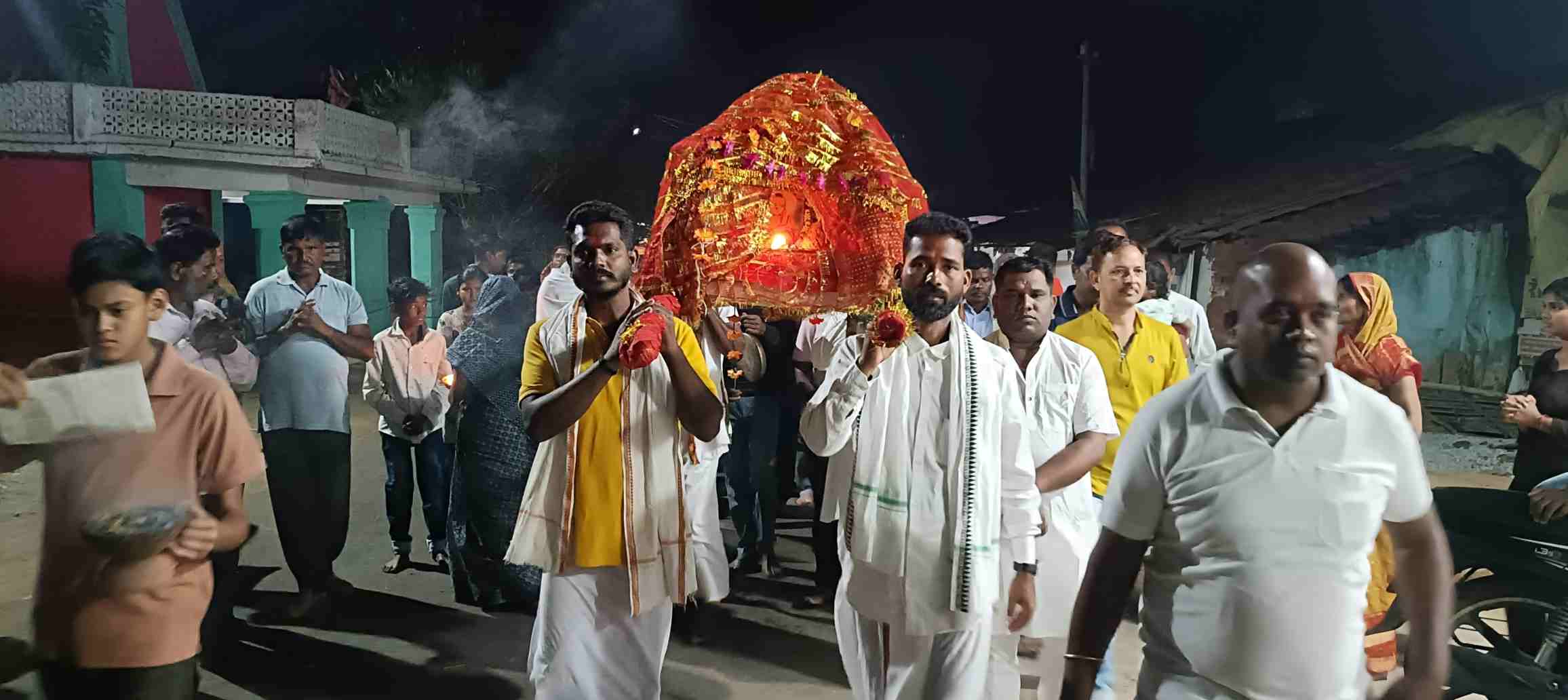 सप्तमी की पावन संध्या पर जागृत हुई आदिशक्ति: नारायणपुर के जनसेवा अभेद आश्रम से निकली माँ भगवती की अलौकिक डोला यात्रा, भक्तिरस में डूबा पूरा नगर,गूंजे भक्ति के गगनभेदी जयकारे