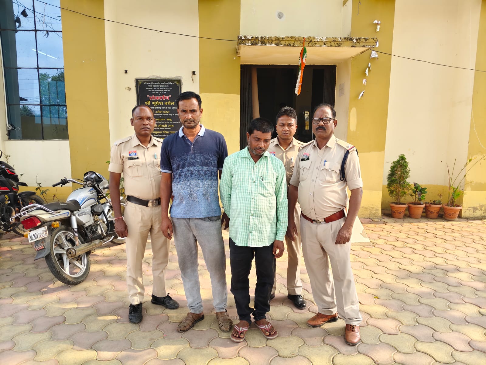 सरकारी पीडीएस बारदानों में लाखों का खेल:पीडीएस बारदानों की हेराफेरी कर लाखों डकारे, जांच में खुली पोल ,&nbsp;आरोपी और खरीदार दोनों पहुंचे सलाखों के पीछे