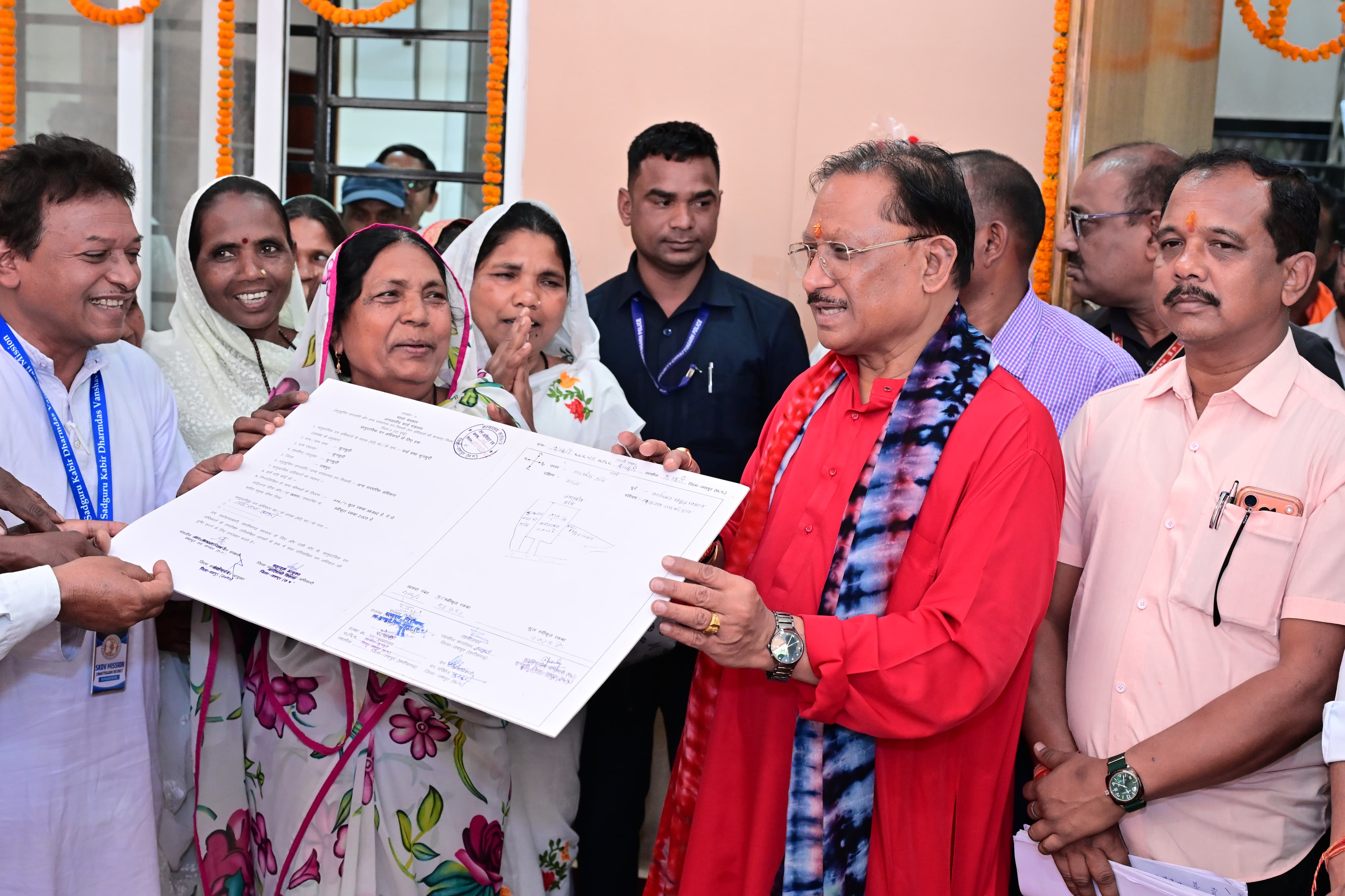 मुख्यमंत्री ने कबीर आश्रम के सदस्यों को सौंपे सामुदायिक वन अधिकार पत्र, ग्रामीणों में उत्साह की लहर&nbsp;