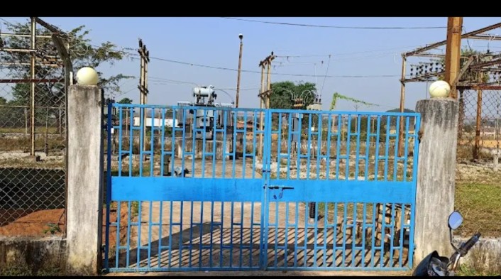 मौसम की हल्की मार भी नहीं झेल पाया सिस्टम: बारिश शुरू होते ही नारायणपुर में पूरी सप्लाई बंद &mdash; बार-बार ट्रिपिंग से बहाली में देरी, नाराज नागरिकों ने जताई कड़ी नाराजगी