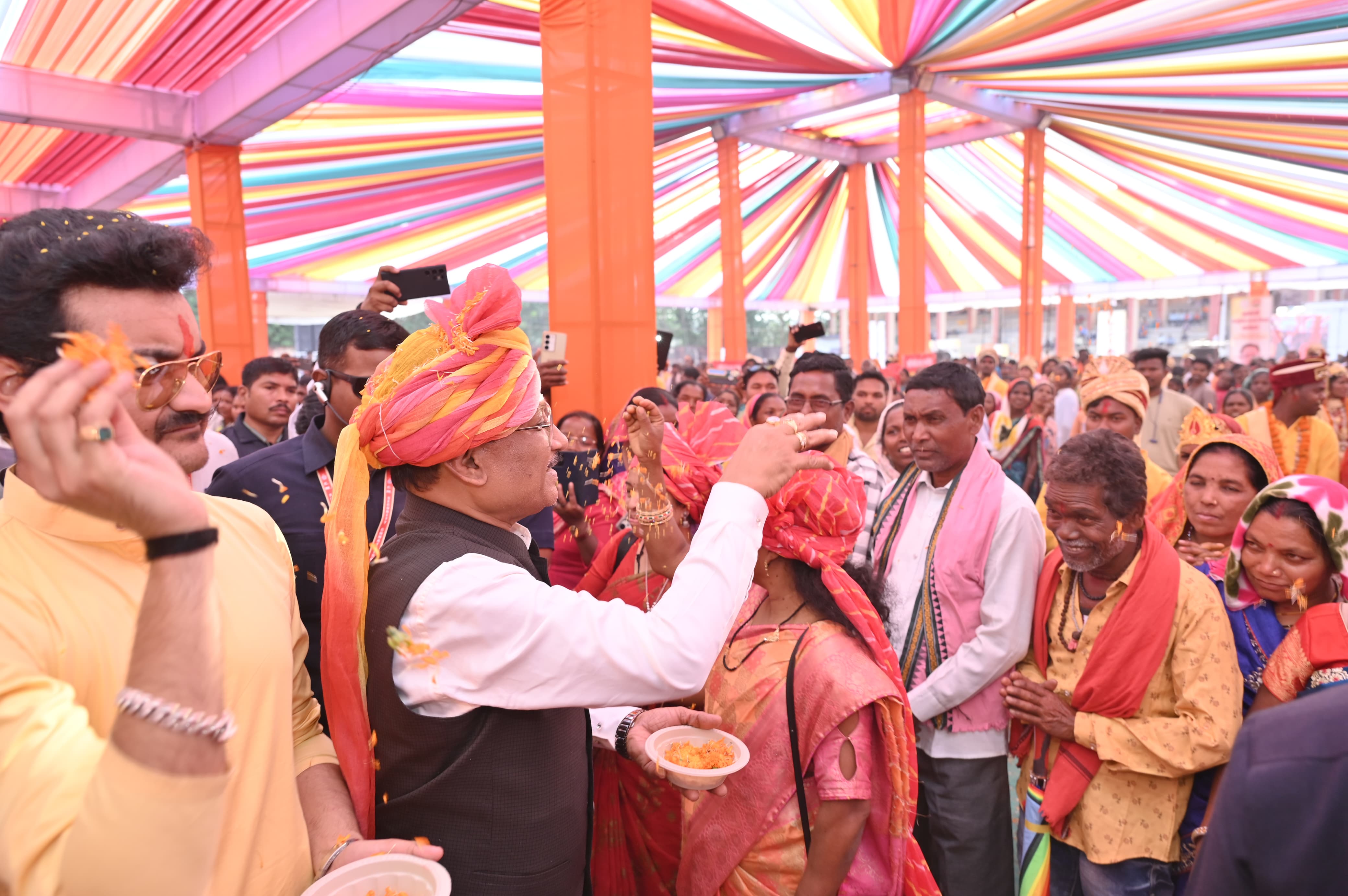 रणजीता स्टेडियम में 240 जोड़ों का सामूहिक विवाह हुआ सम्पन्न,मुख्यमंत्री श्री विष्णुदेव साय ने कार्यक्रम में शामिल होकर नवजोड़ो को दिया आशीर्वाद, प्रति जोड़ा 50 हजार रुपए की सहायता&nbsp;