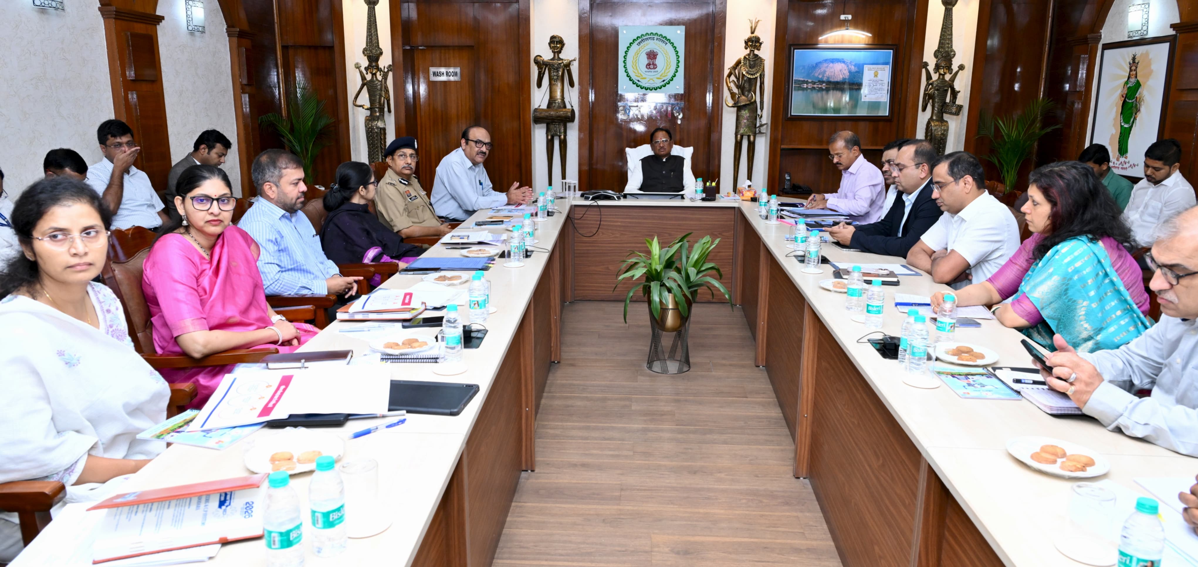 वीडियो कॉन्फ्रेंसिंग में सीएम साय का सख्त संदेश&mdash;&ldquo;घबराने की जरूरत नहीं&rdquo;: राज्य में ईंधन, गैस और खाद की भरपूर उपलब्धता, हर जिले में कंट्रोल रूम और निगरानी व्यवस्था मजबूत,अफवाह फैलाने और कालाबाजारियों पर सख्त कार्रवाई के निर्देश