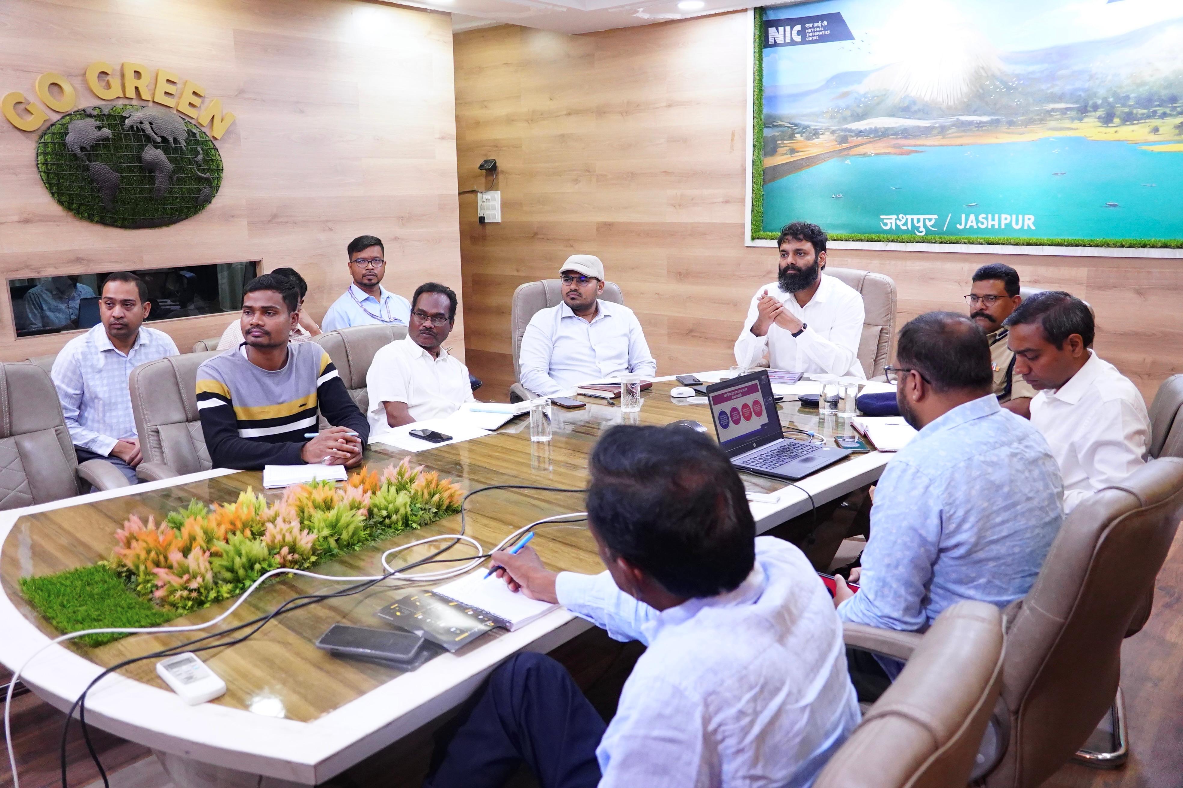 &ldquo;अफवाहों से रहें दूर, जिले में पेट्रोल-डीजल, गैस और उर्वरक की कोई कमी नहीं &mdash; कलेक्टर रोहित व्यास की सख्त अपील, शिकायत के लिए जारी किए गए हेल्पलाइन और कंट्रोल रूम नंबर&rdquo; ????