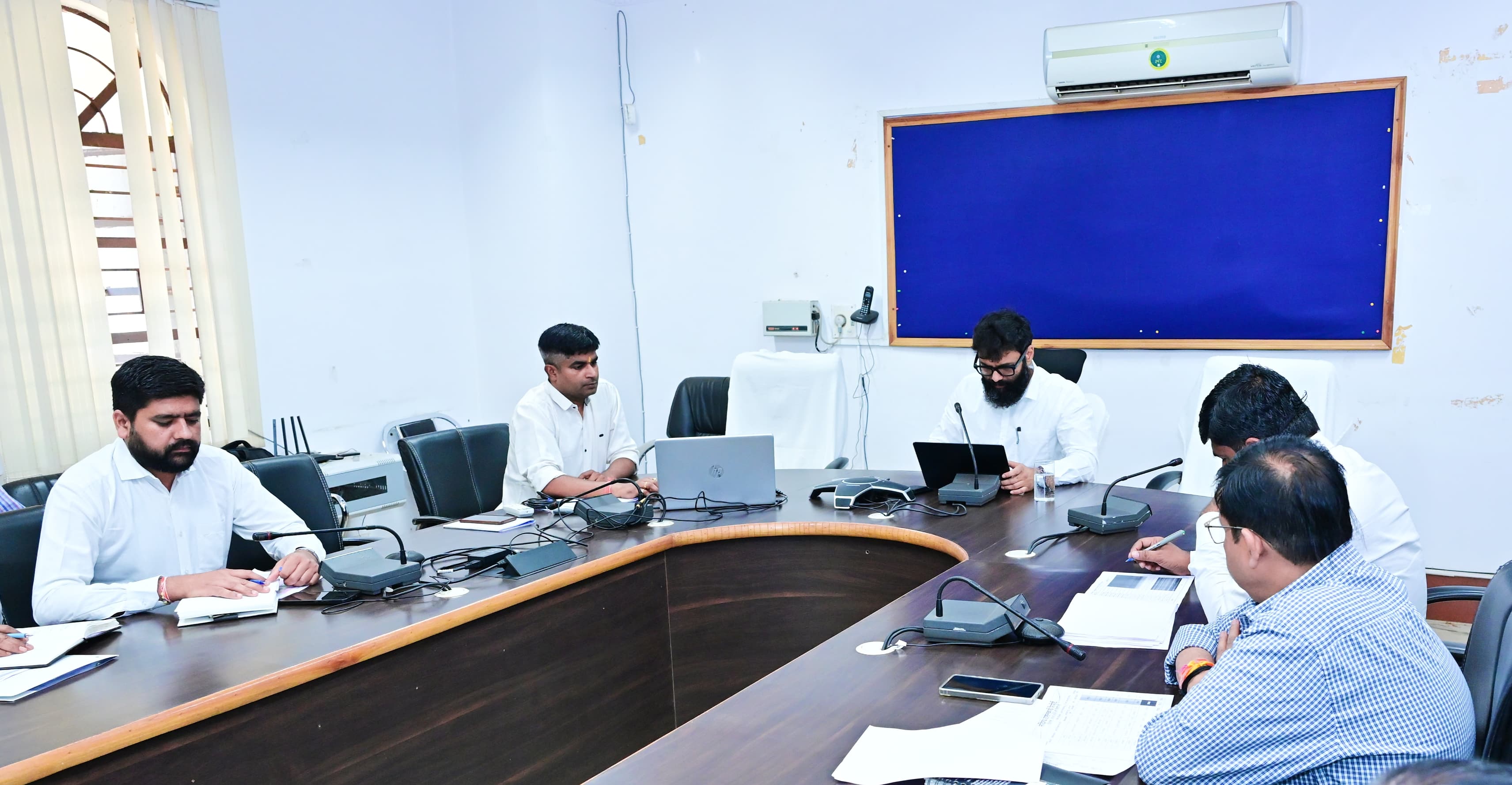 कलेक्टर श्री रोहित व्यास ने ग्राम पंचायतों में संचालित विकास योजनाओं की समीक्षा की,पारदर्शिता के साथ समय पर खाद्य वितरण सुनिश्चित करने के निर्देश