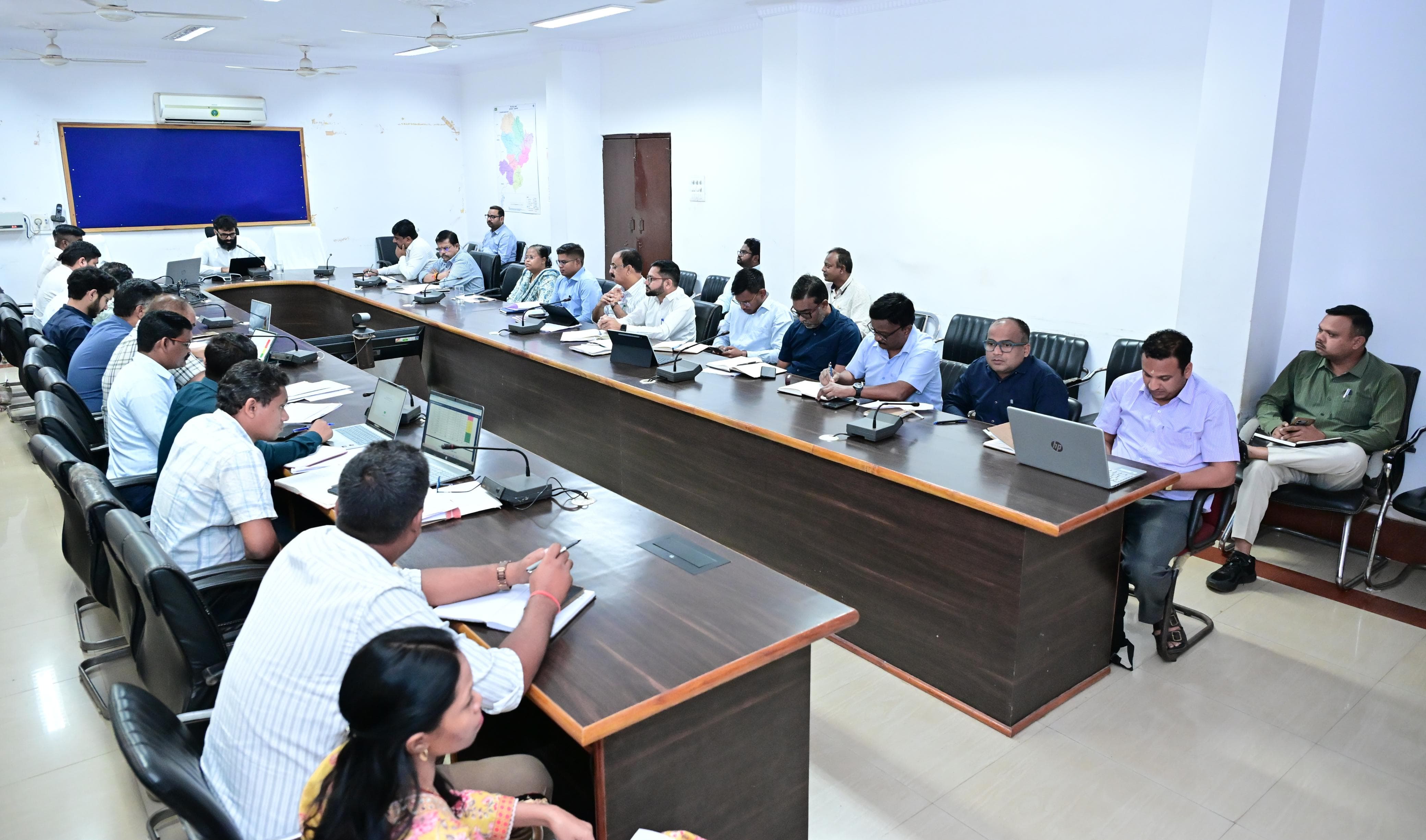 कलेक्टर श्री रोहित व्यास ने राजस्व विभाग की समीक्षा बैठक ली,राजस्व प्रकरणों का शत-प्रतिशत निराकरण समयसीमा में सुनिश्चित करने के दिए निर्देश