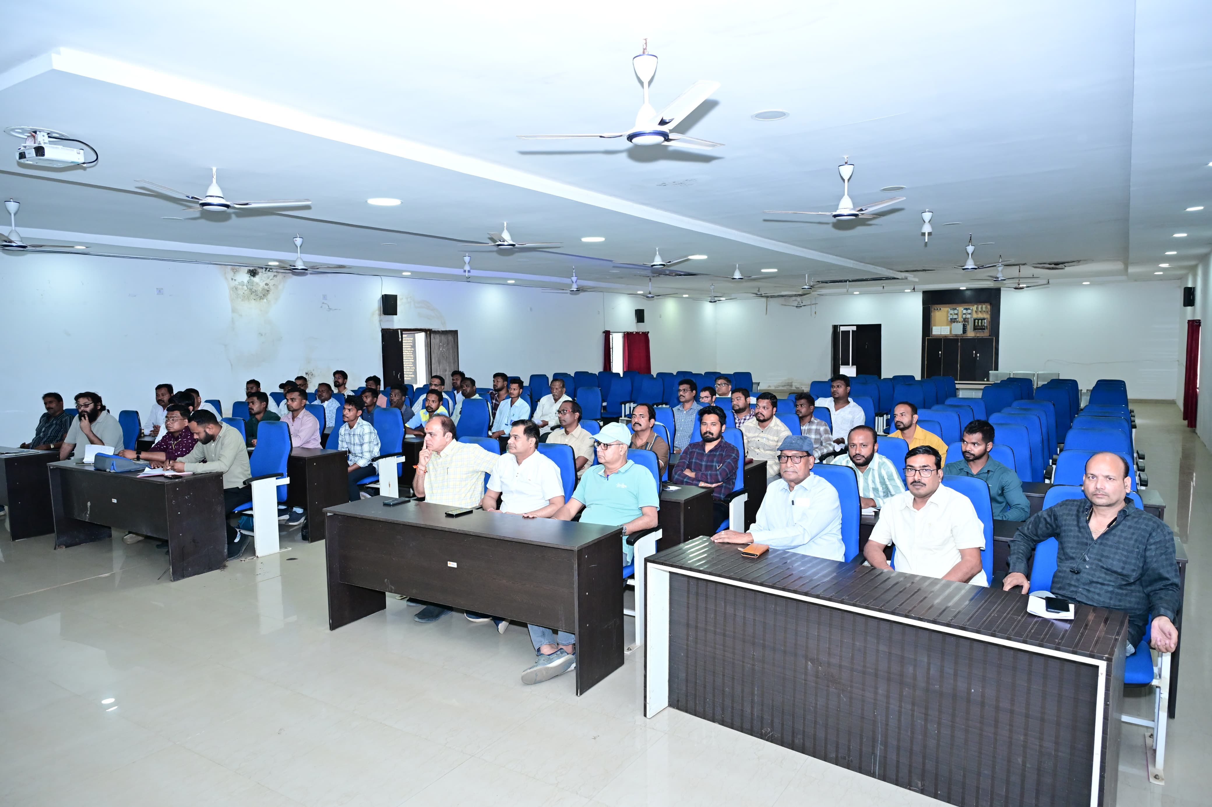 अपर कलेक्टर ने गैस एजेंसी और पेट्रोल पंप संचालकों ली बैठक ,गैस एजेंसी संचालकों को गौदाम के बाहर और दुकान में सीसीटीवी कैमरे लगाने के दिए निर्देश&nbsp;