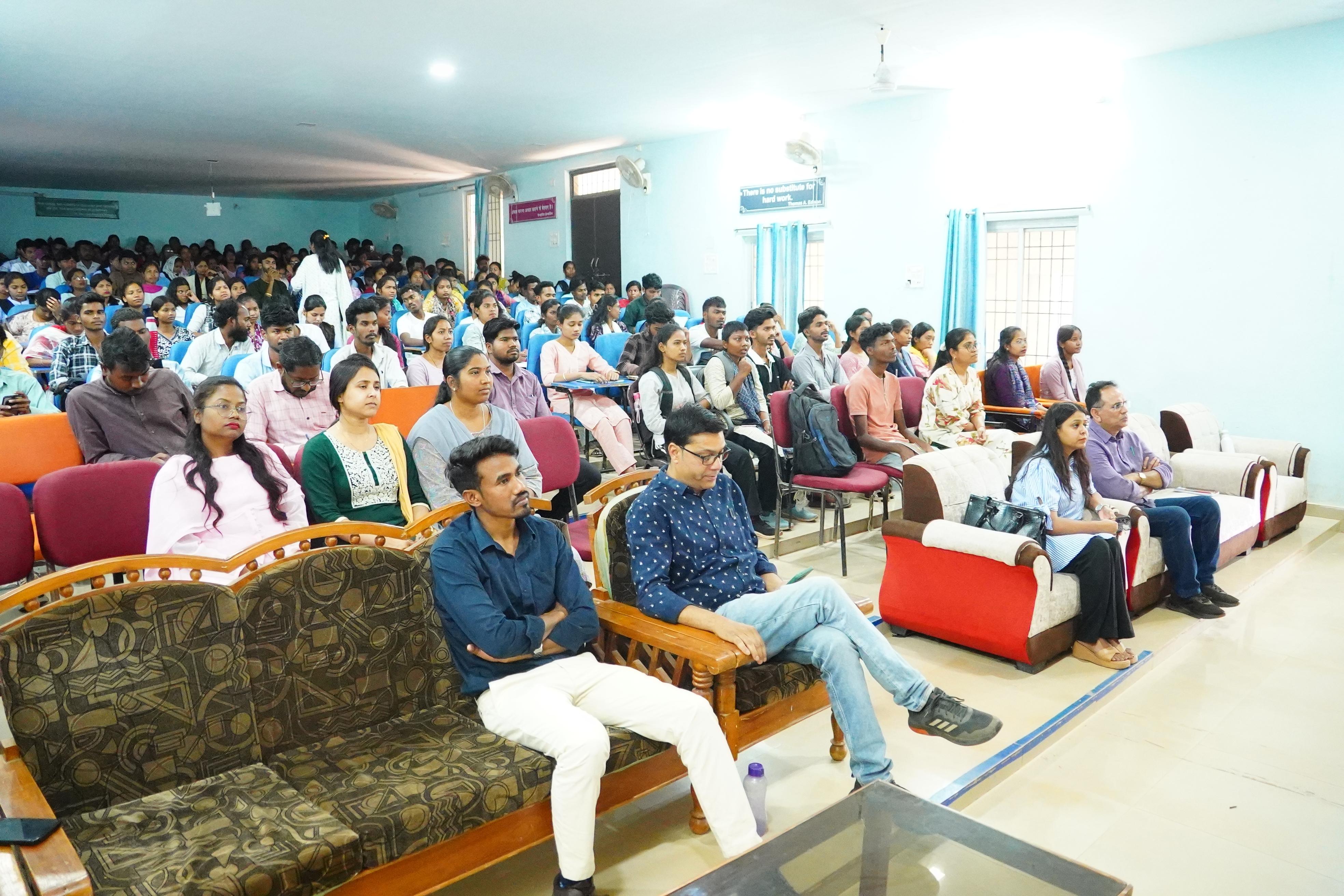 &ldquo;जशपुर के युवाओं को तकनीकी भविष्य की ओर बड़ा कदम &mdash; &lsquo;एआई यूथ स्किल&rsquo; प्रोग्राम से छात्रों को मिला आर्टिफिशियल इंटेलिजेंस का सशक्त ज्ञान, डिजिटल युग में आगे बढ़ने की नई दिशा