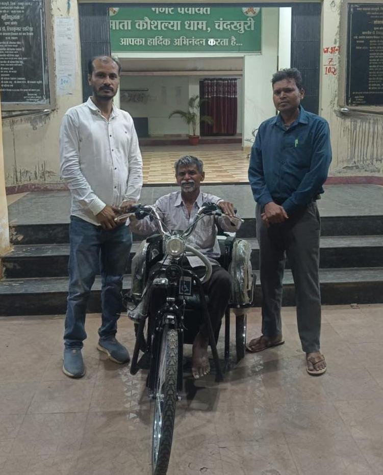 संवेदनशील नेतृत्व की सशक्त मिसाल: मुख्यमंत्री विष्णुदेव साय ने दिव्यांग चंदूलाल की पुकार सुनी, सुरक्षा घेरा हटवाकर मंच पर बुलाया, मिनटों में दी सहायता राशि और दिलाया मोटराइज्ड ट्राईसिकल