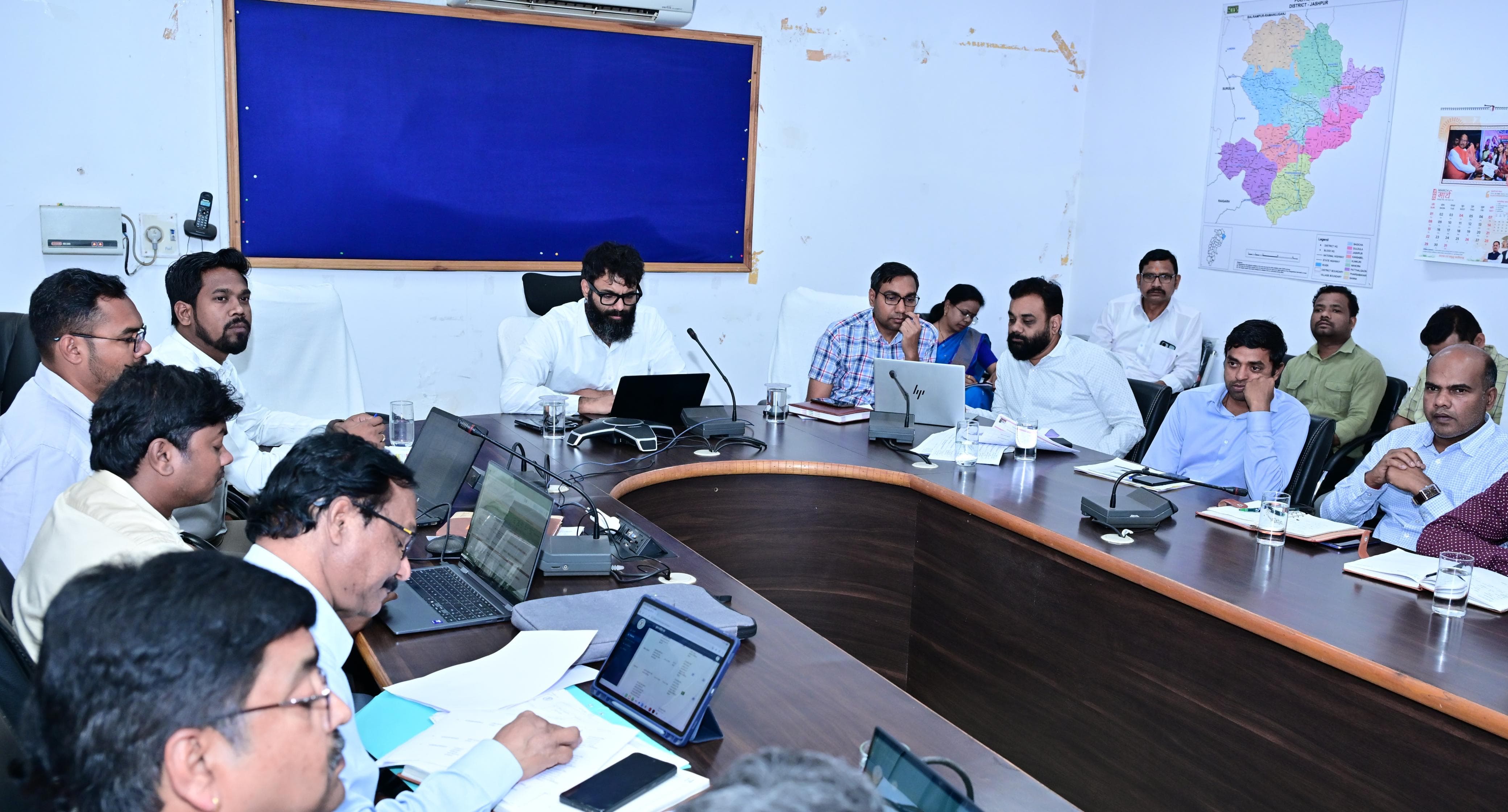 कलेक्टर रोहित व्यास का सख्त निर्देश: आश्रम-छात्रावासों पर कड़ी नजर, भोजन-सुरक्षा से लेकर रात में अधीक्षक की मौजूदगी तक हर पहलू की होगी जांच, लापरवाही पर सीधी कार्रवाई तय - बैठक में नदारत नेशनल हाईवे अधिकारी को थमाया कारण बताओ नोटिस