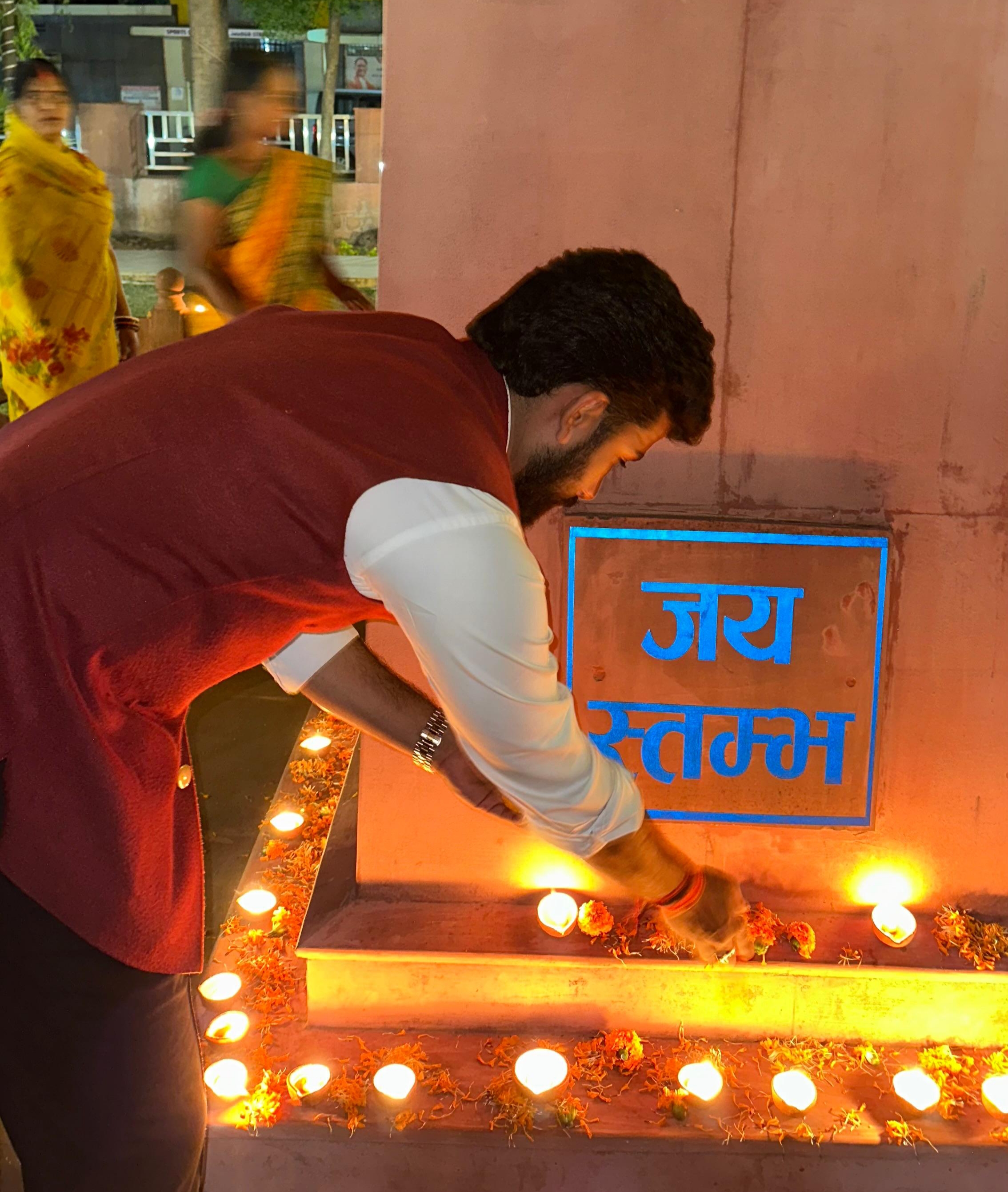  विजय आदित्य सिंह जूदेव के नेतृत्व में जय स्तंभ चौक पर उमड़ा जनसैलाब: वीर शहीदों को अश्रुपूरित श्रद्धांजलि, युवाओं में भरा जोश, नक्सलमुक्त और विकसित छत्तीसगढ़ के संकल्प के साथ गूंजा देशभक्ति का बिगुल 